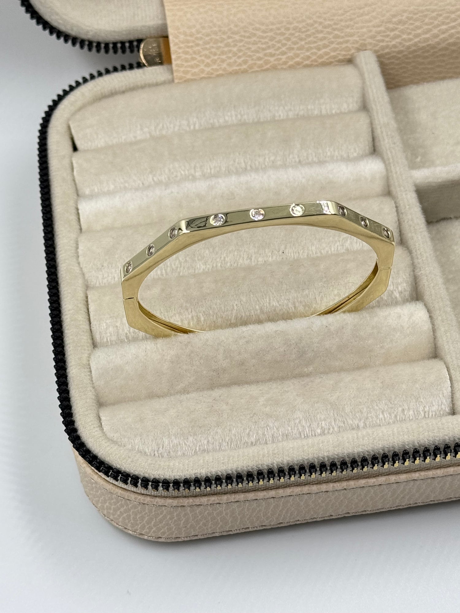 İTHAL DALGA DETAYLI TAŞLI GOLD KELEPÇE BİLEZİK