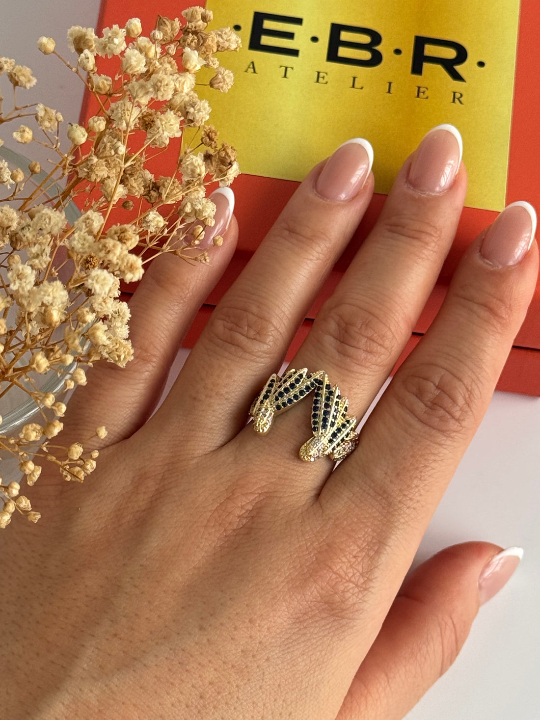 İTHAL MAVİ TAŞLI KANAT DETAYLI GOLD AYARLANABİLİR YÜZÜK