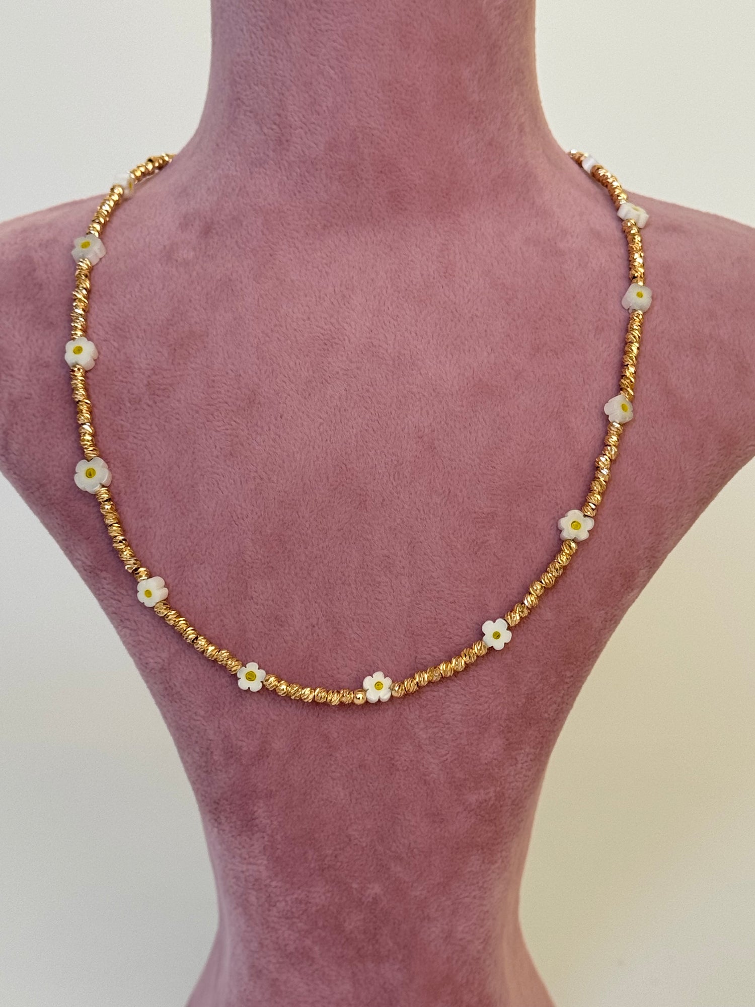 NAVİ BEYAZ ÇİÇEKLİ ALTIN KAPLAMA DETAYLI KOLYE