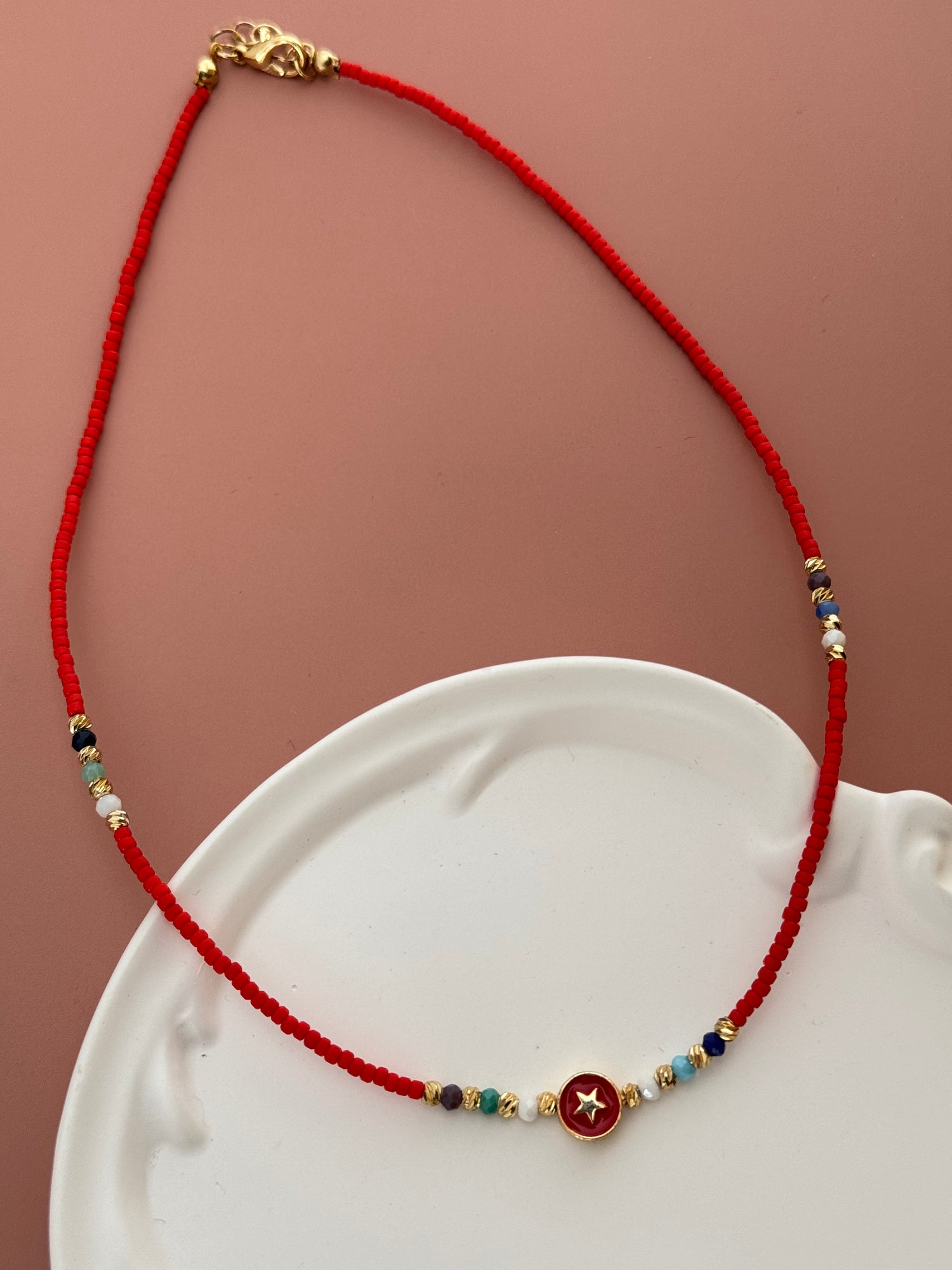 NARA YILDIZ DETAYLI ALTIN KAPLAMA DORİKALI KIRMIZI BONCUK KOLYE