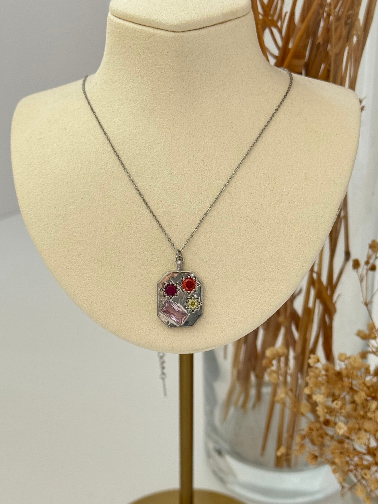 RENKLİ TAŞLI SİLVER ÇELİK PLAKA KOLYE