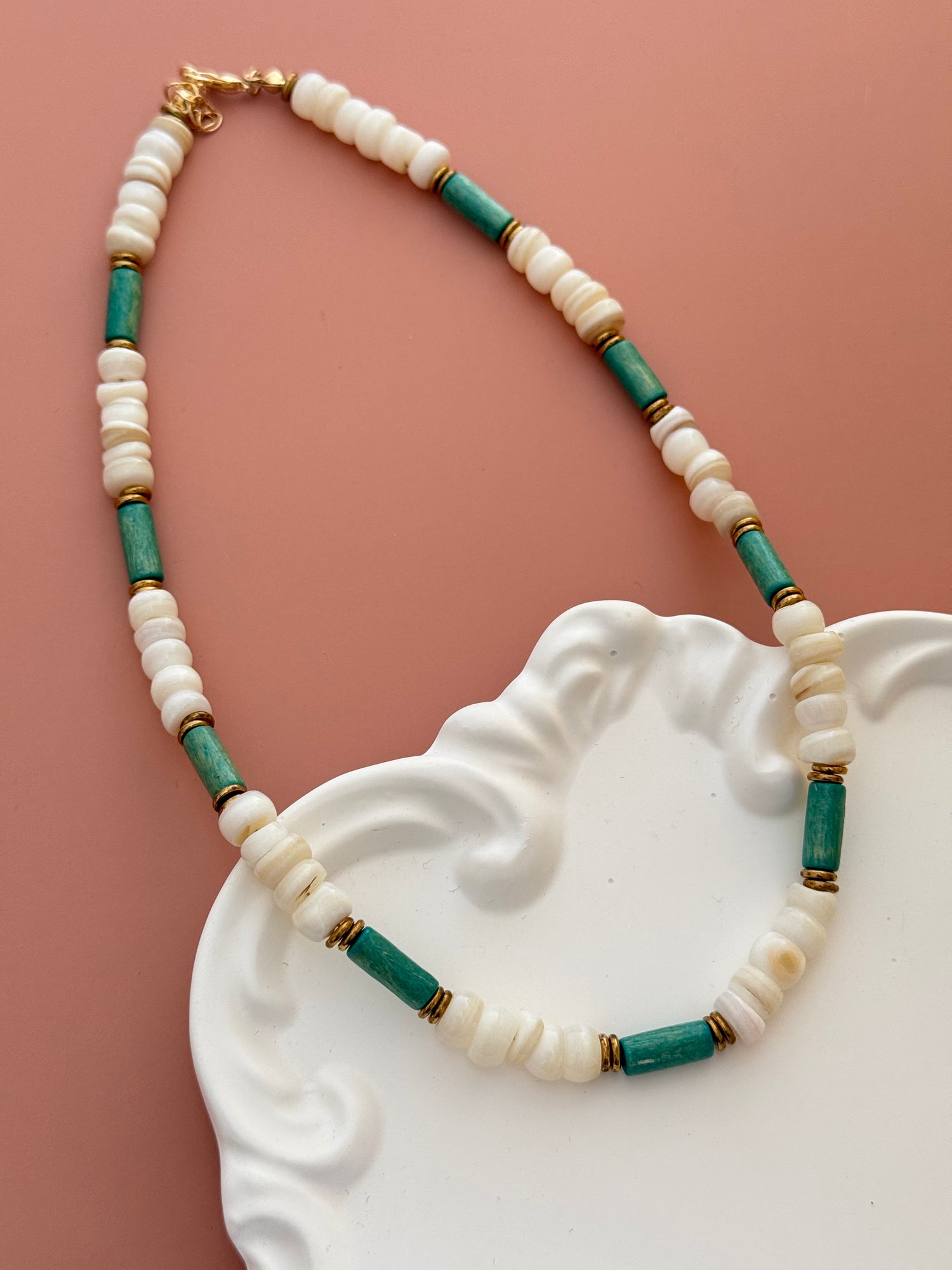 ELARİA BEYAZ DOĞAL TAŞLI YEŞİL AHŞAP BONCUK DETAYLI KOLYE