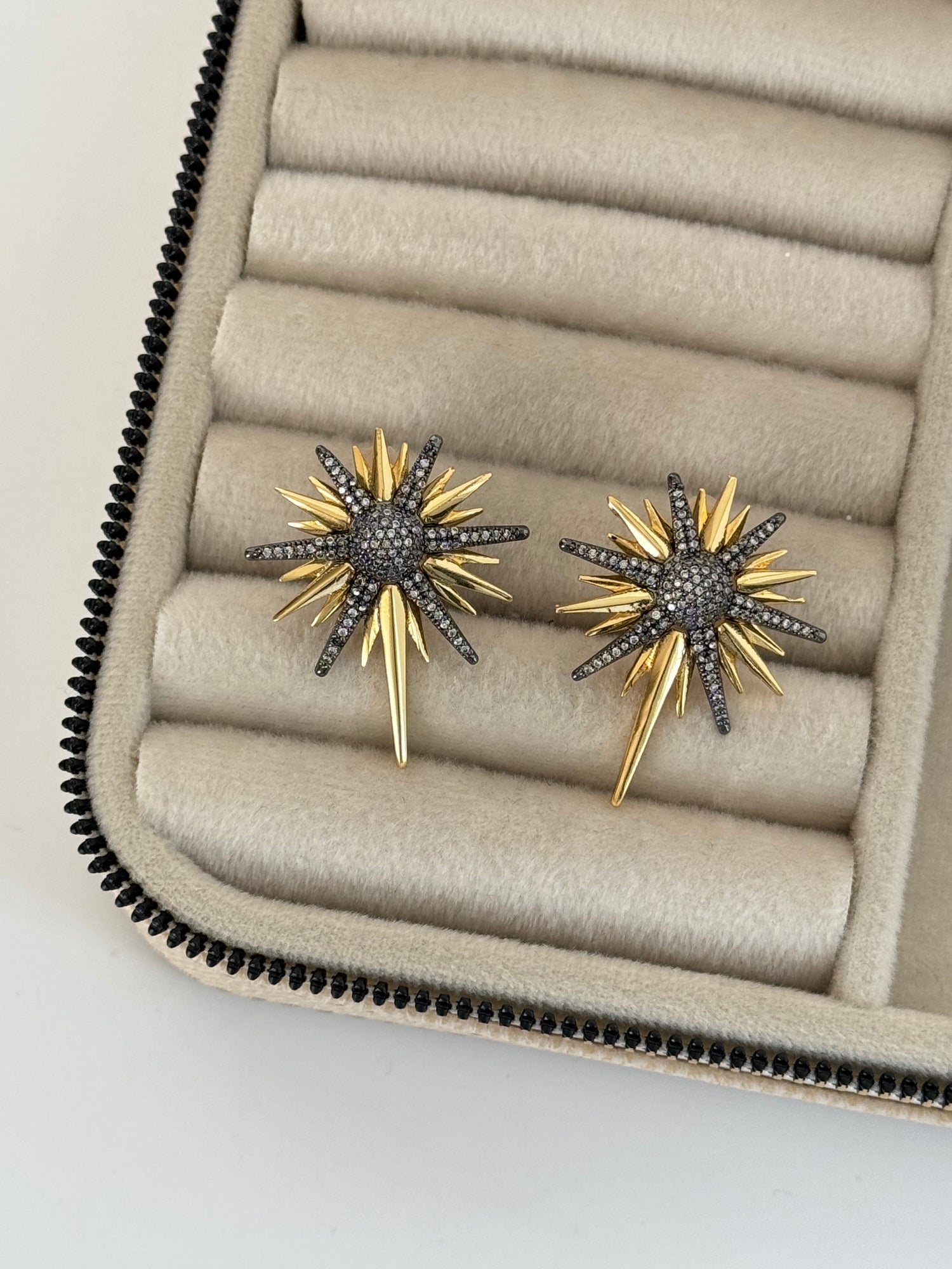 KUZEY YILDIZI DETAYLI ALTIN KAPLAMA KÜPE