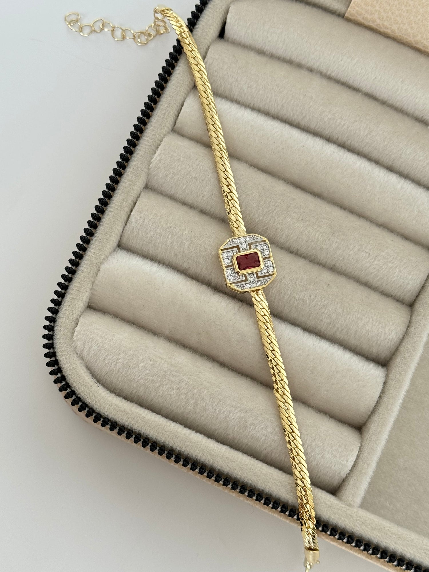 ZEMA KIRMIZI BAGET TAŞLI DETAYLI BİLEKLİK