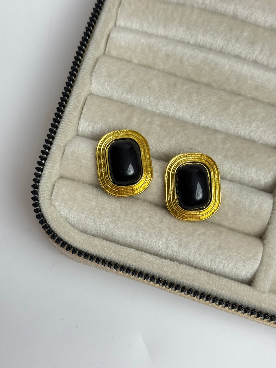 İTHAL SİYAH TAŞLI VİNTAGE MARKA MODEL KÜPE