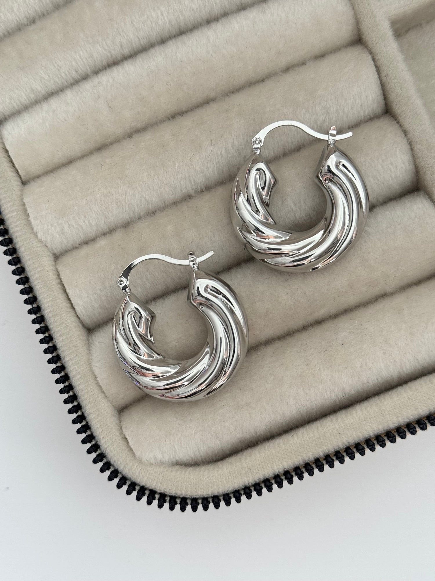 İTHAL BALON DALGALI SİLVER HALKA KÜPE