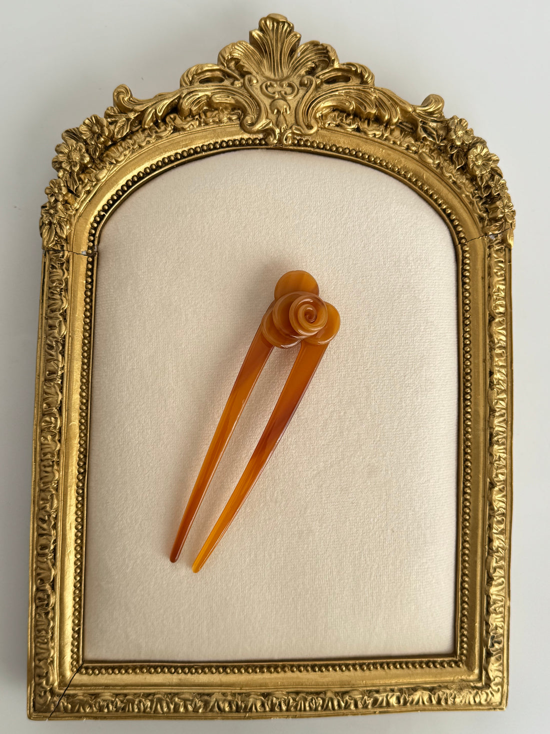 İTHAL GÜL DETAYLI KAHVERENGİ KEMİK TOPUZ ÇUBUĞU