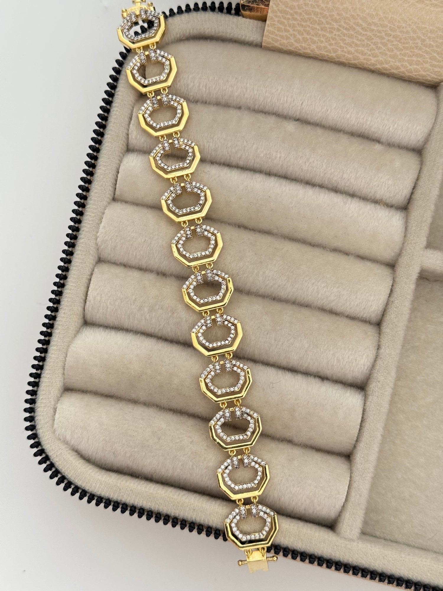 İTHAL TAŞ DETAYLI GOLD BİLEKLİK