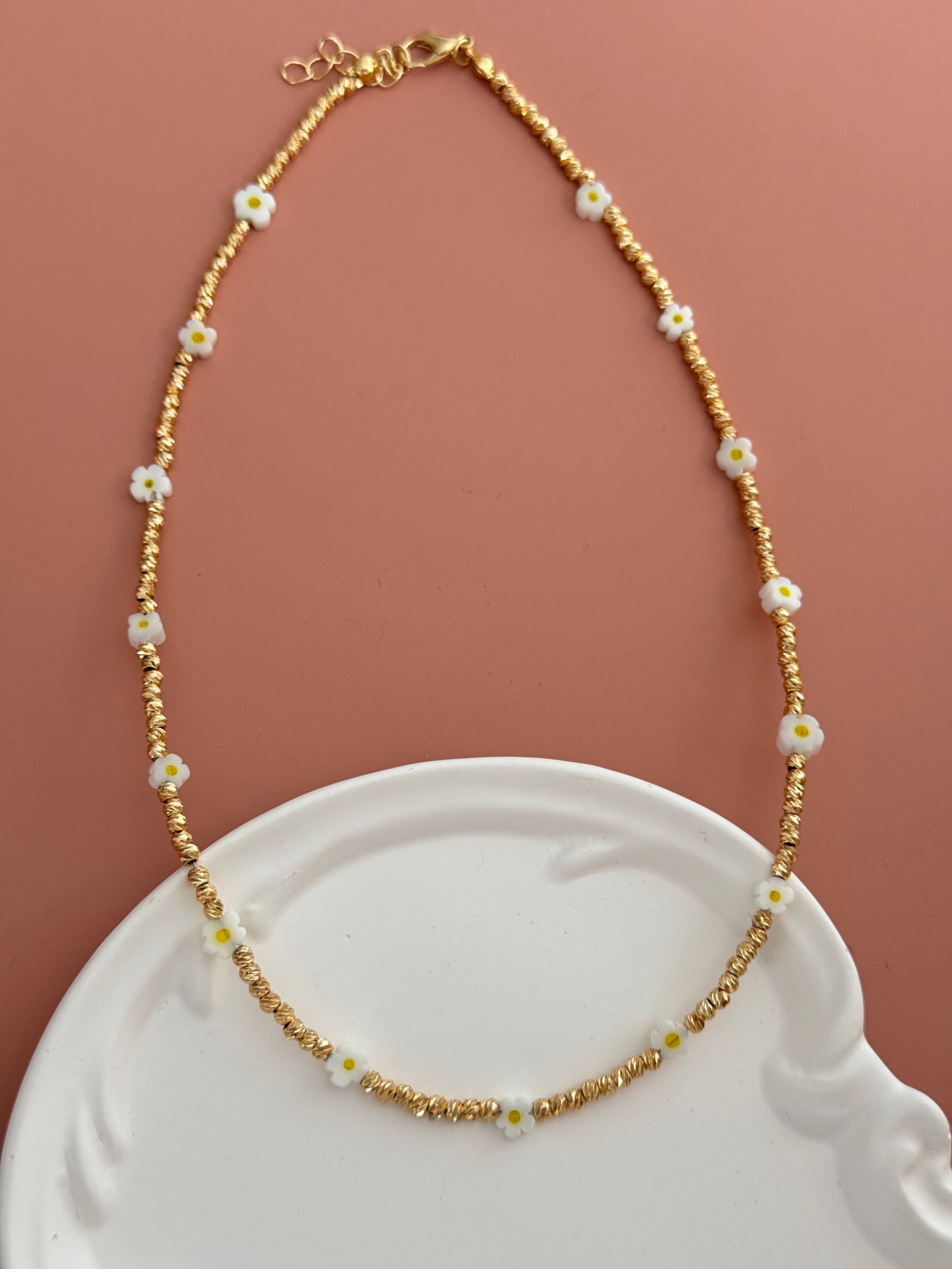 NAVİ BEYAZ ÇİÇEKLİ ALTIN KAPLAMA DETAYLI KOLYE