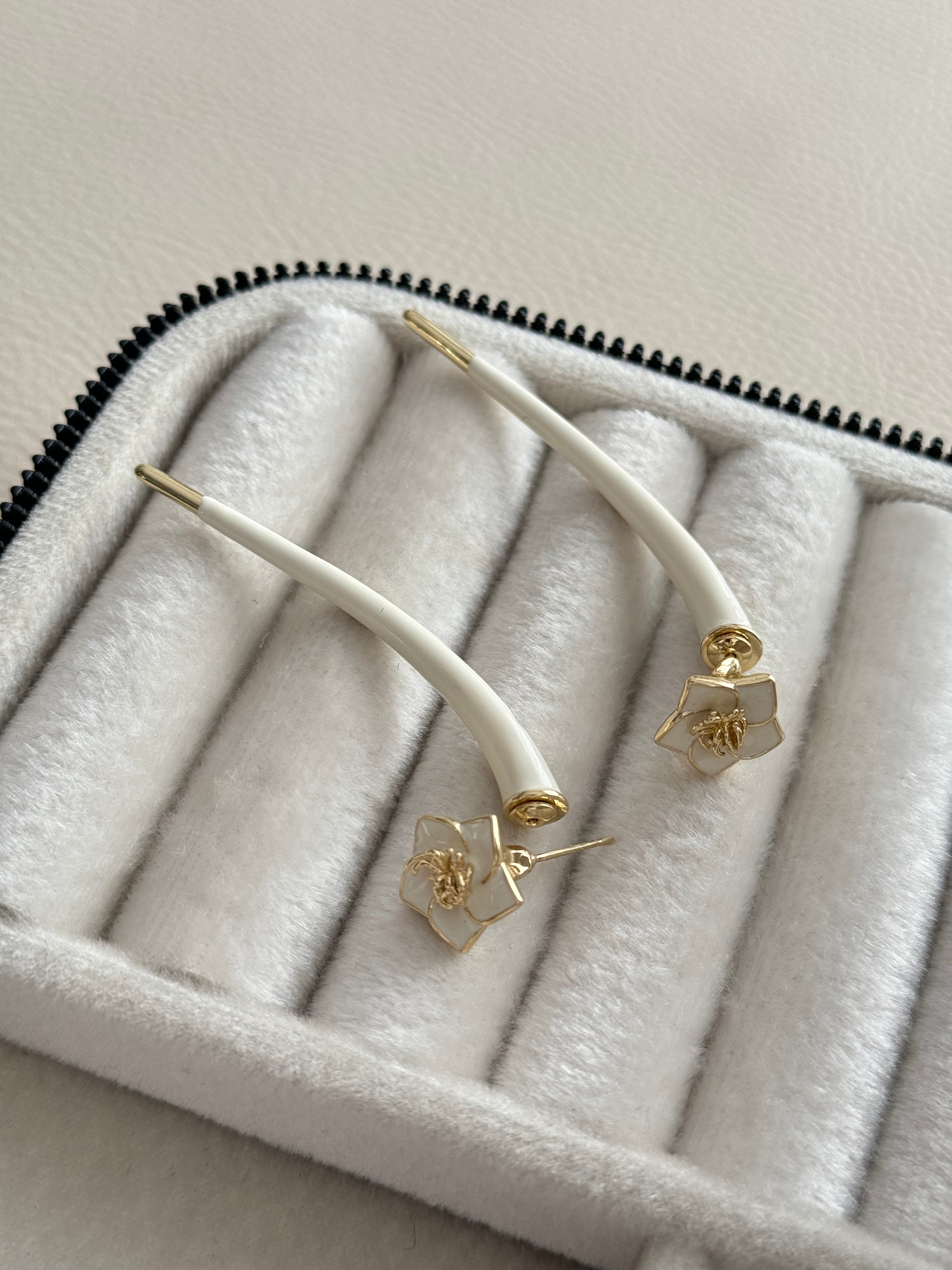 İTHAL BEYAZ MİNELİ ÇİÇEK DETAYLI MARKA MODEL GOLD KÜPE