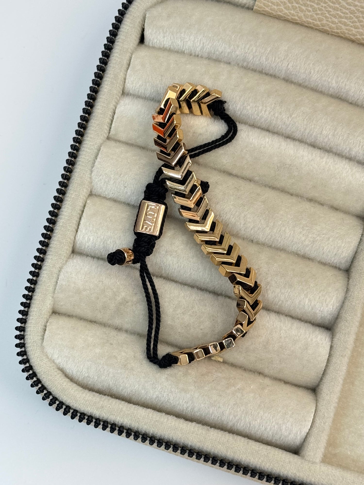 İTHAL KILÇIK DETAYLI GOLD SİYAH İPLİ BİLEKLİK