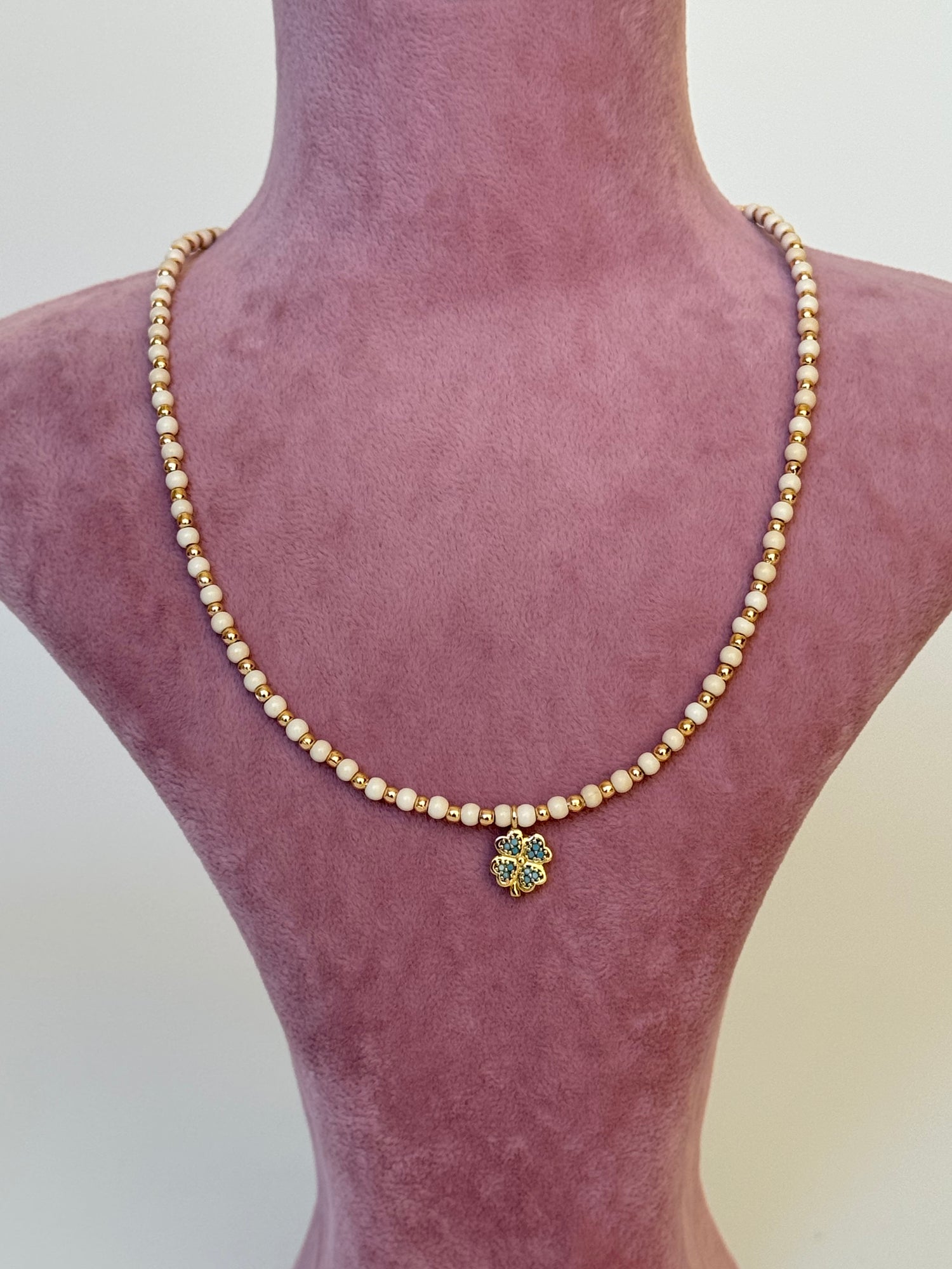 SUNA YONCALI KREM BONCUKLU ALTIN KAPLAMA DETAYLI KOLYE