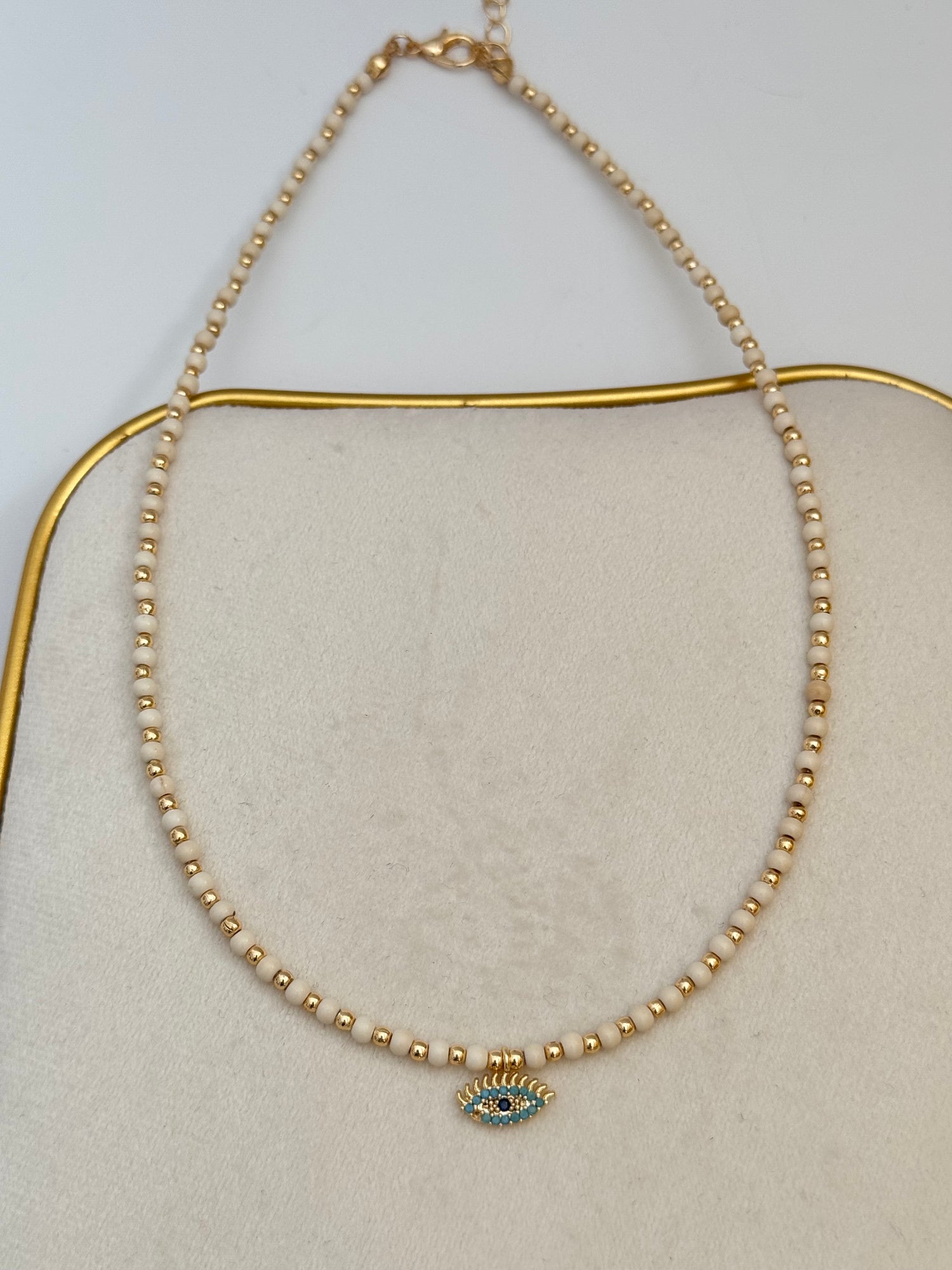 SUNA GÖZ MODEL KREM BONCUKLU ALTIN KAPLAMA DETAYLI KOLYE