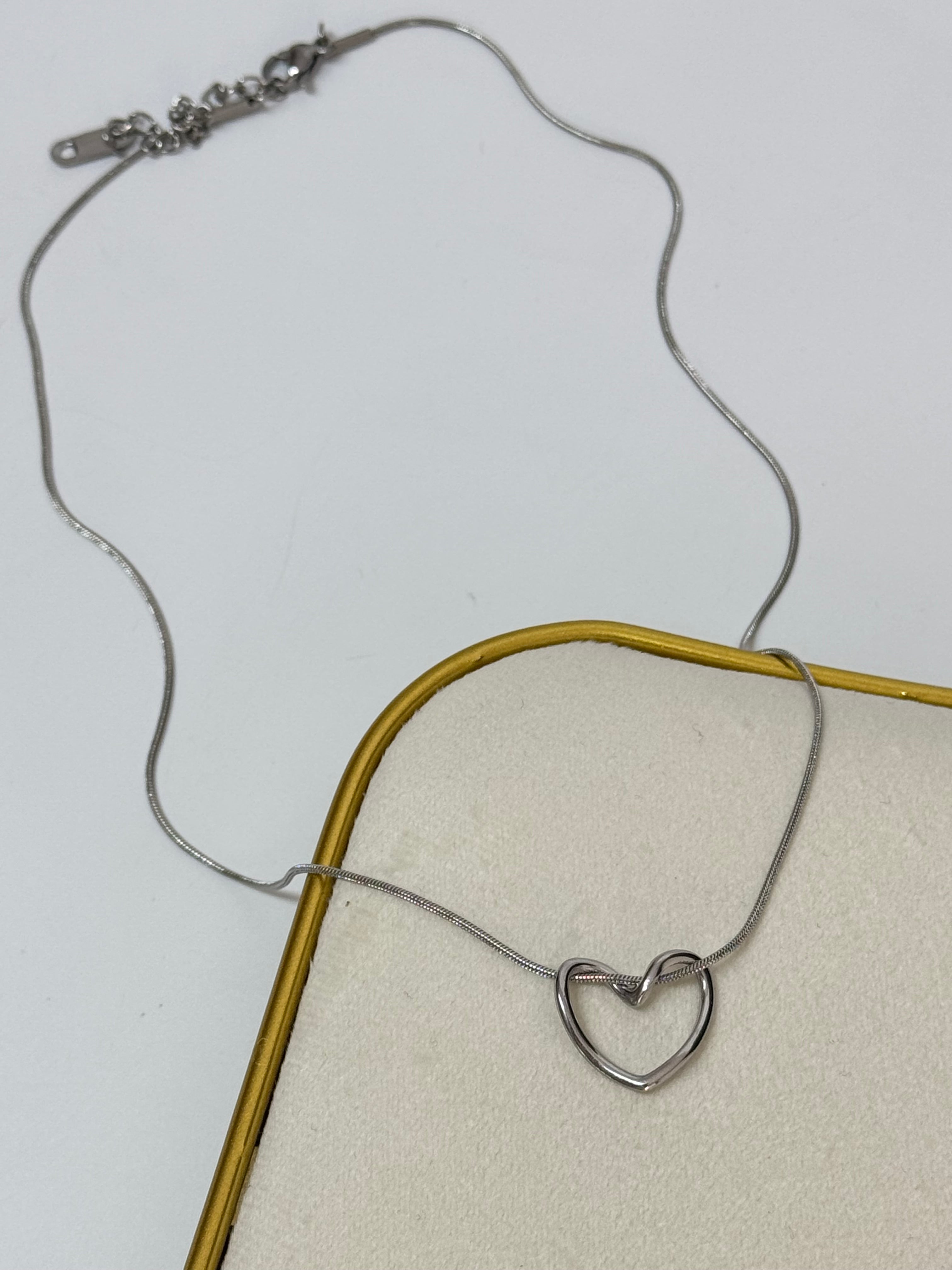 KALP DETAYLI SİLVER ÇELİK KOLYE