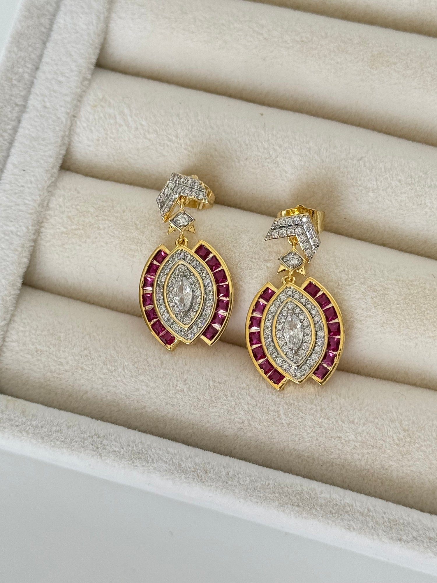 ARİAX PEMBE TAŞLI ÜÇGEN DETAYLI GOLD KÜPE