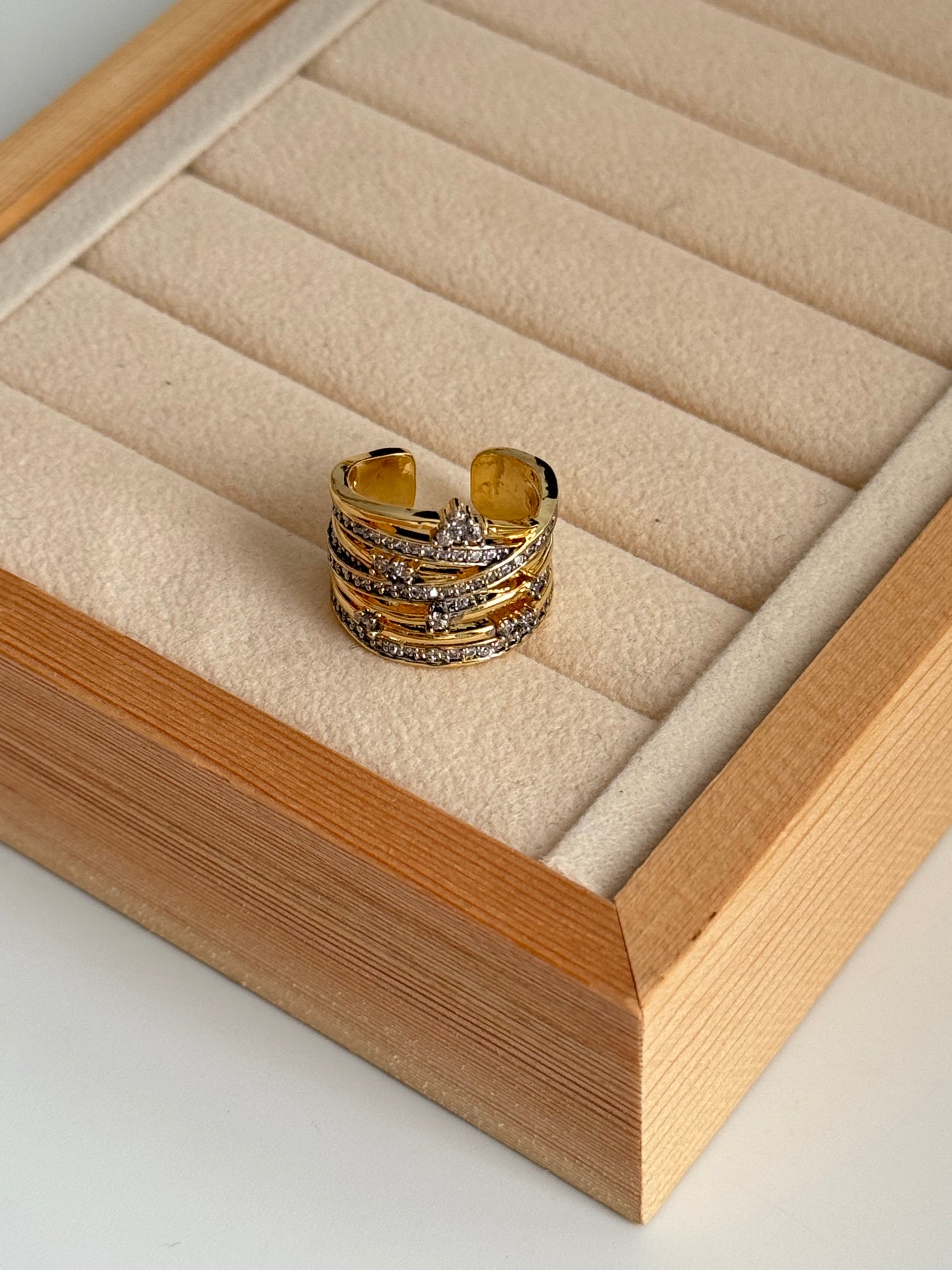 ZAYA TAŞ DETAYLI KIKIRDAK KÜPE EARCUFF