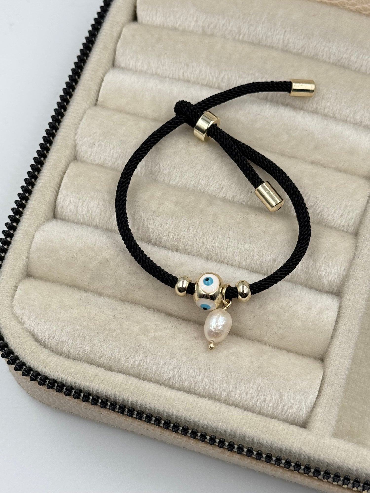 İTHAL NAZAR BONCUKLU İNCİ DETAYLI SİYAH İPLİ AYARLANABİLİR BİLEKLİK