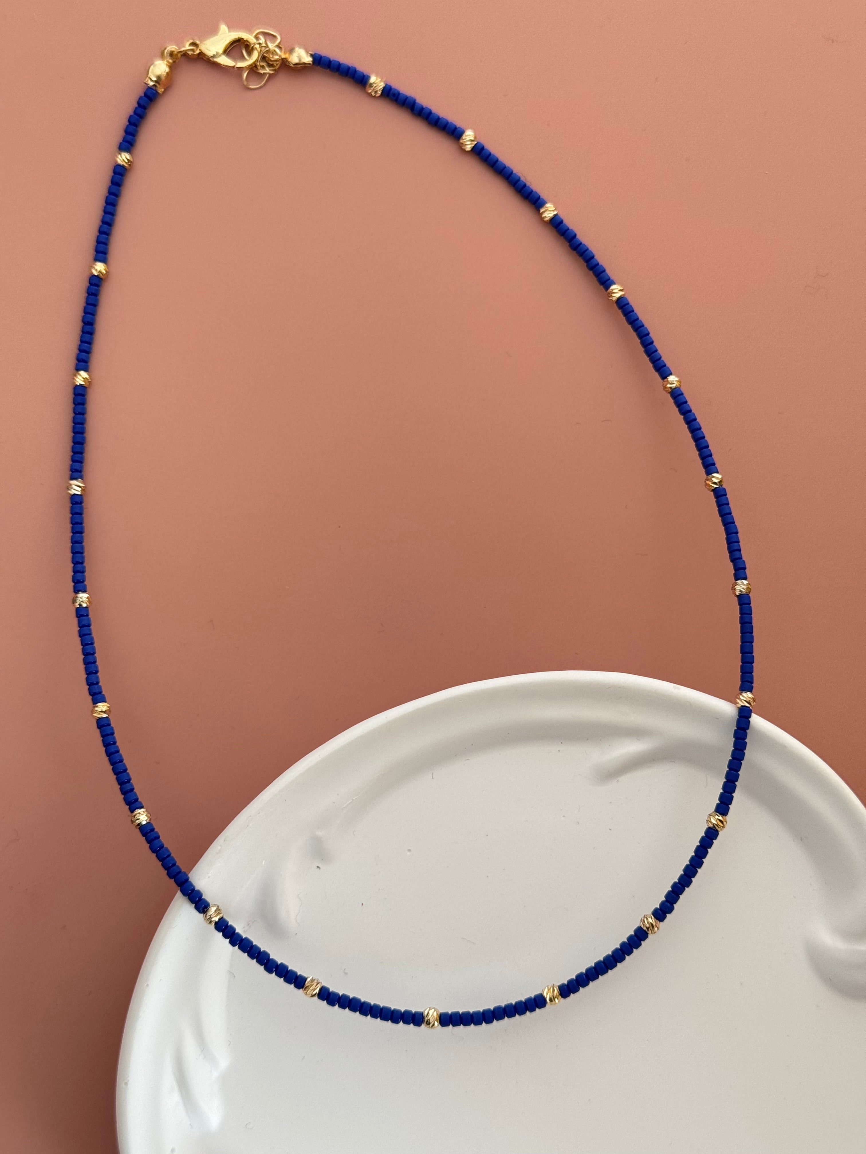 LUNE ALTIN KAPLAMA DORİKA DETAYLI LACİVERT BONCUK KOLYE