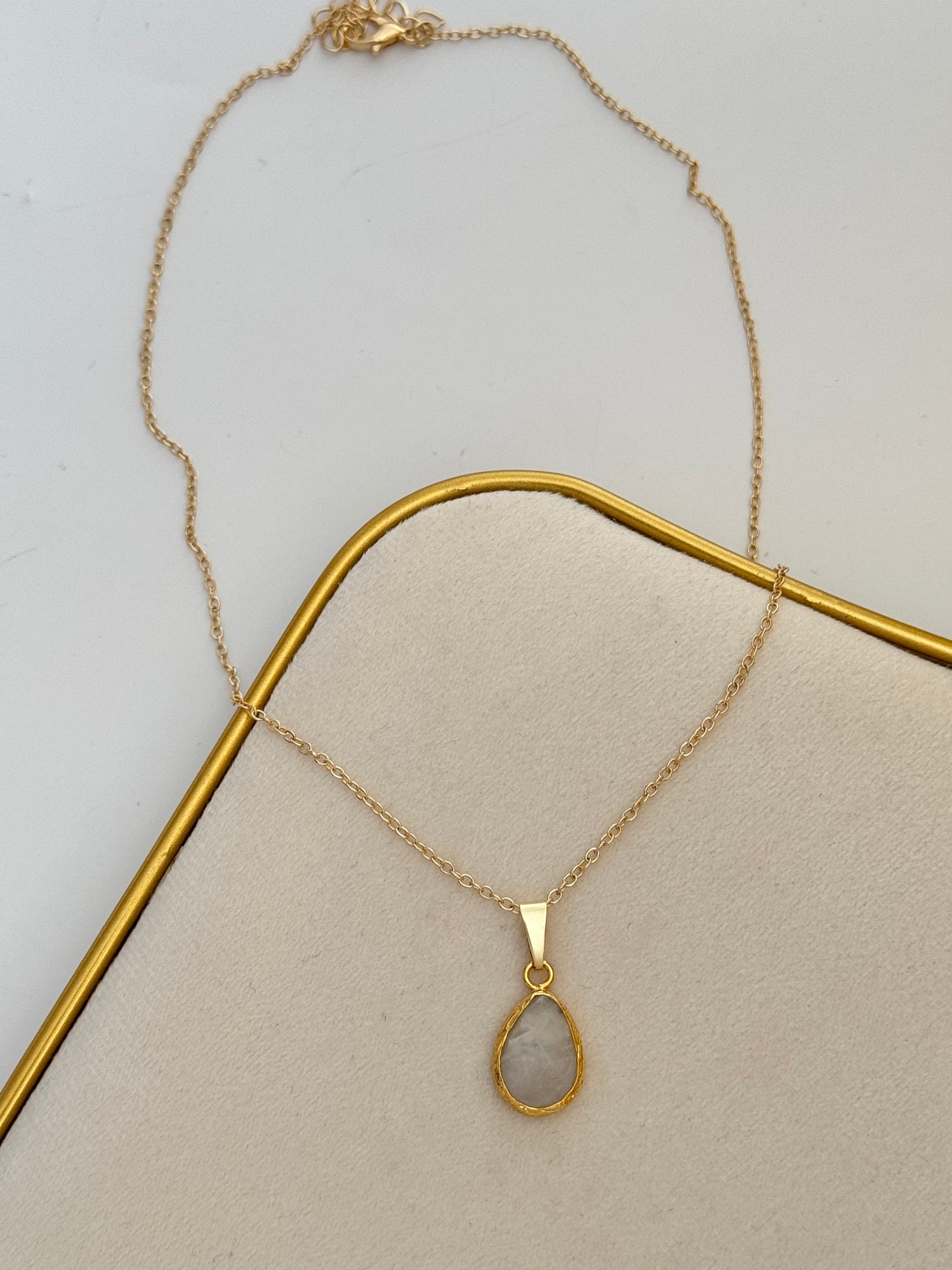 BEYAZ DOĞAL TAŞLI ALTIN KAPLAMA KOLYE