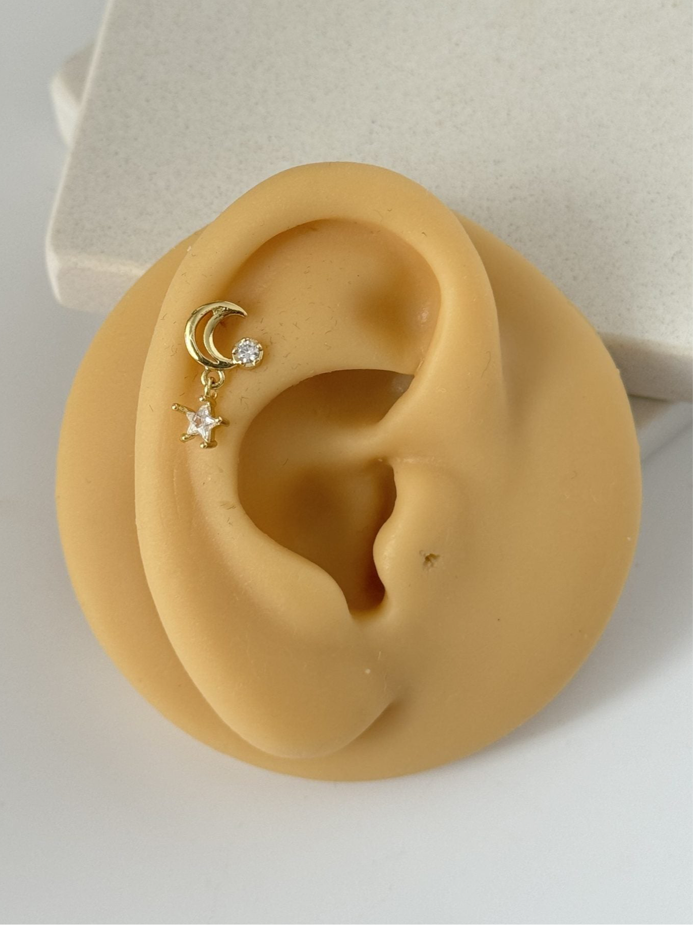 YILDIZ DETAYLI AY TRAGUS PİERCİNG