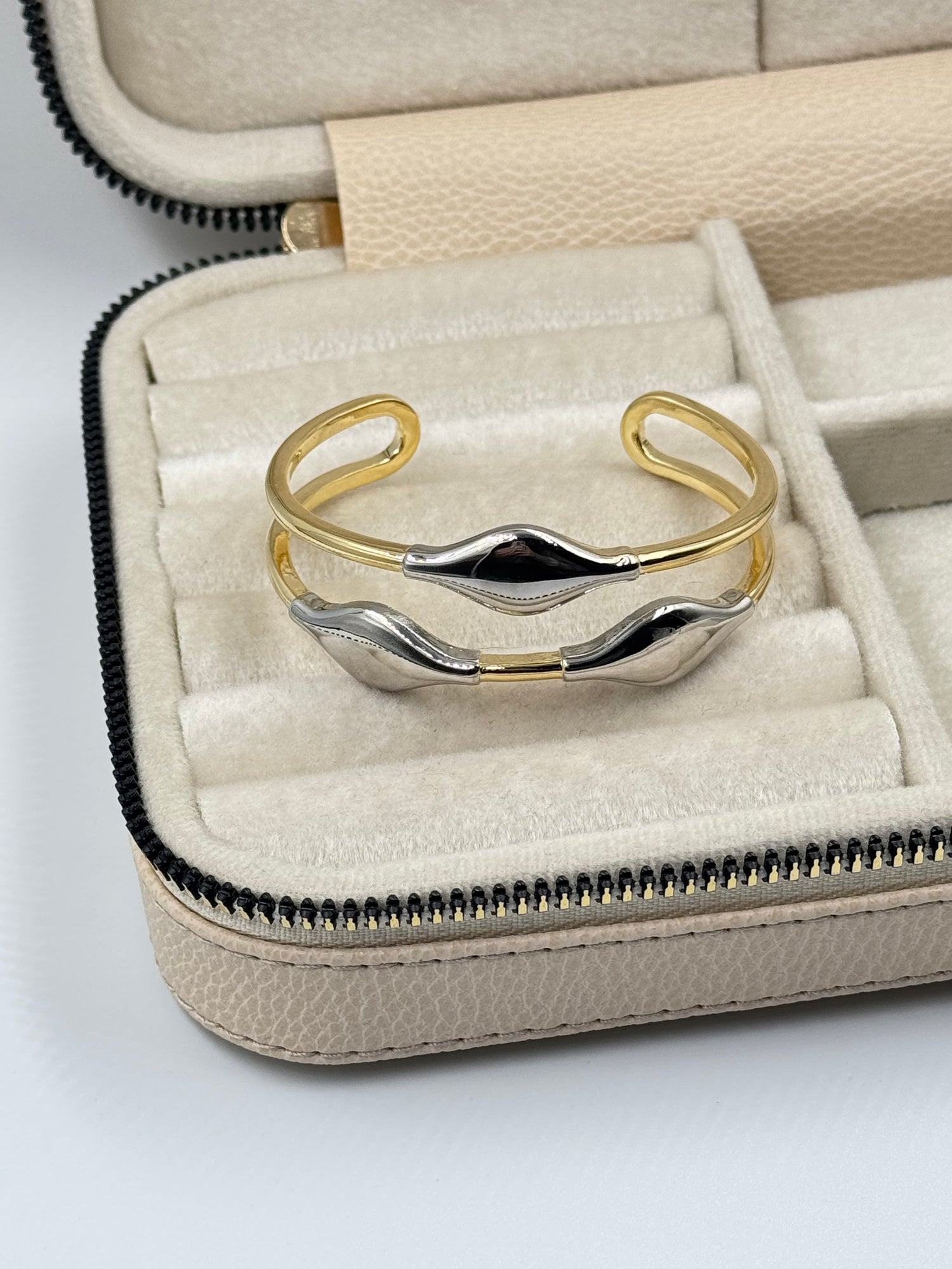 İTHAL SİLVER ASİMETRİK DETAYLI GOLD KELEPÇE BİLEZİK