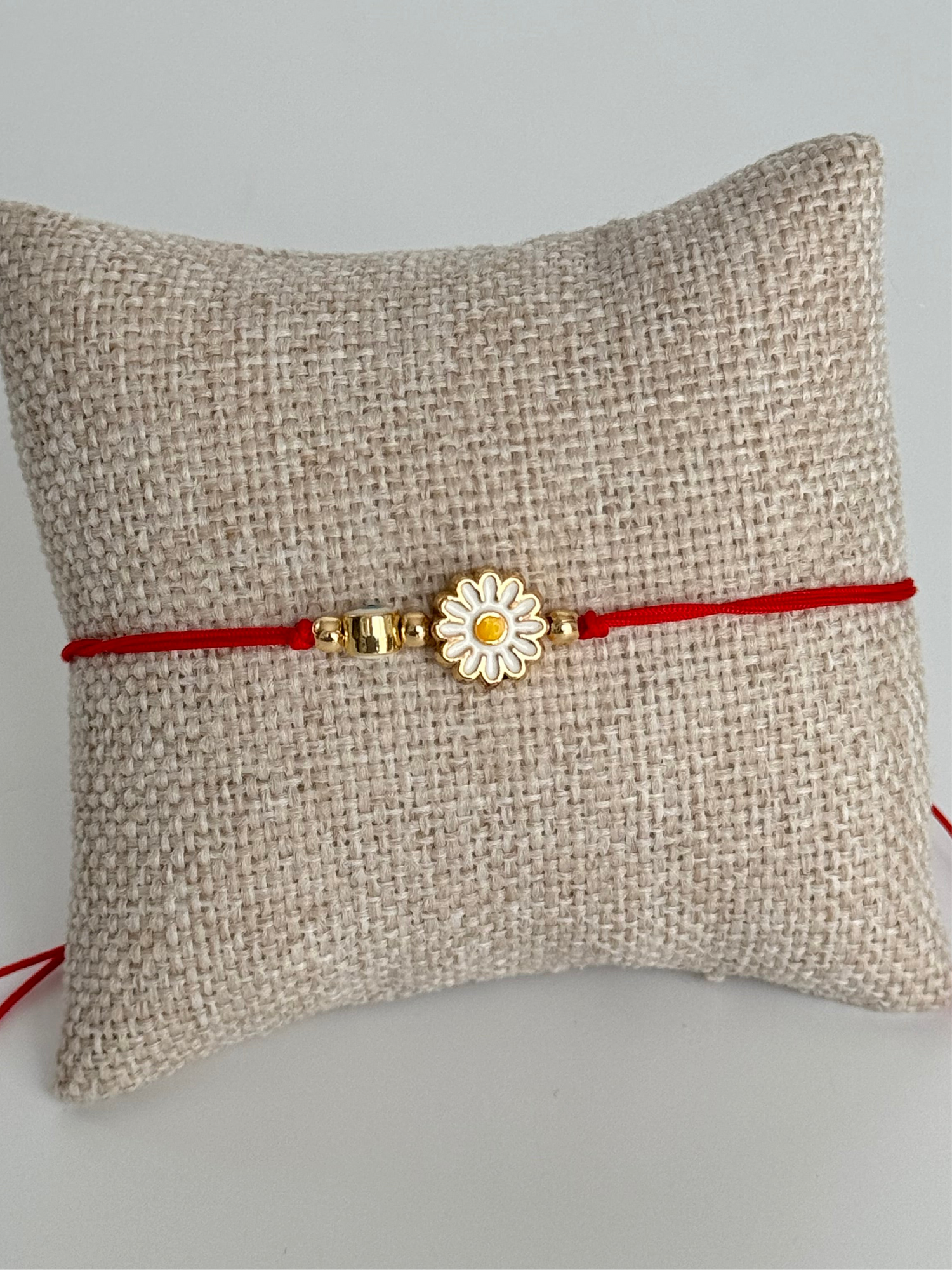 İTHAL PAPATYA DETAYLI KIRMIZI İPLİ HALHAL BİLEKLİK