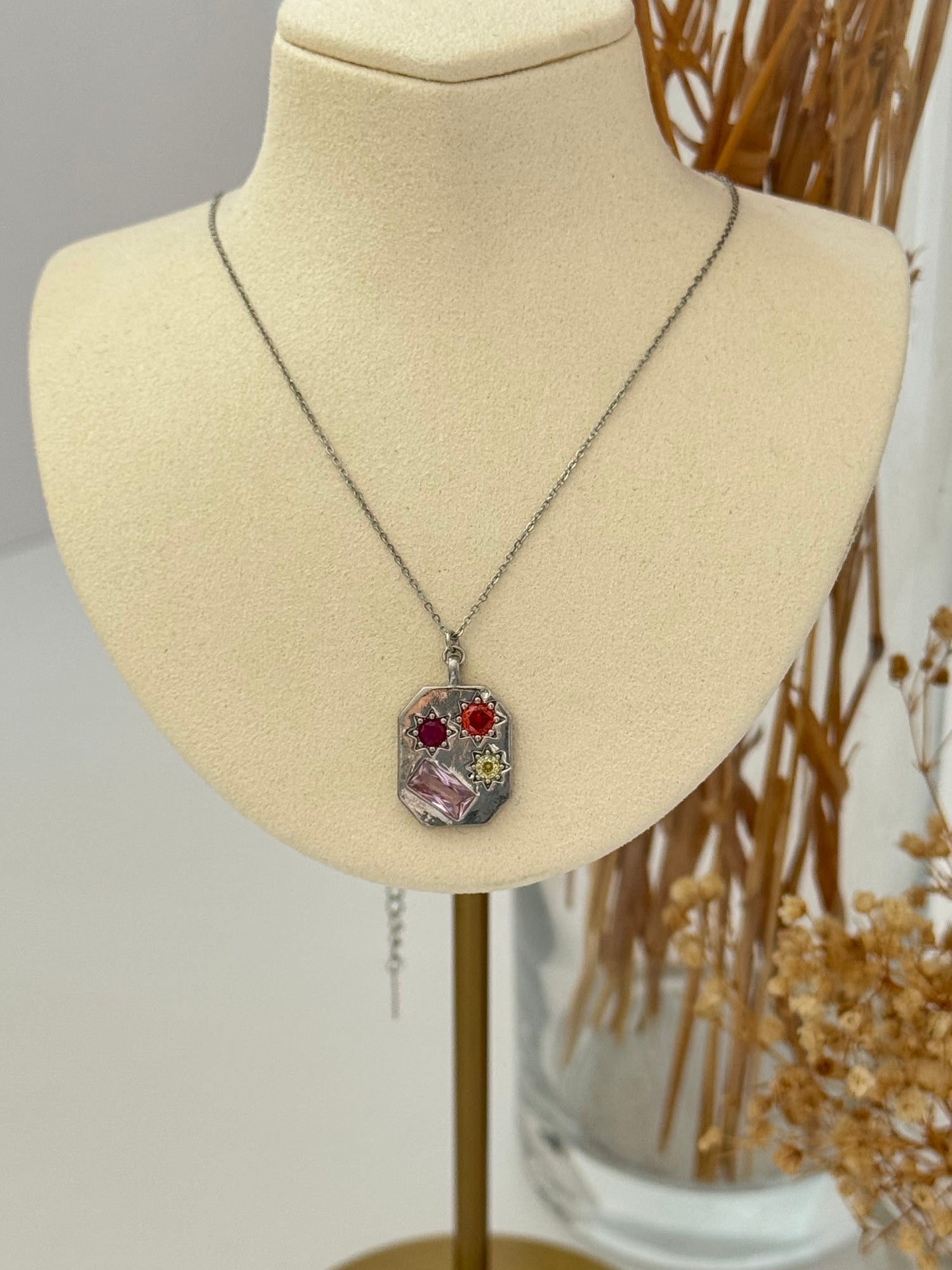 RENKLİ TAŞLI SİLVER ÇELİK PLAKA KOLYE