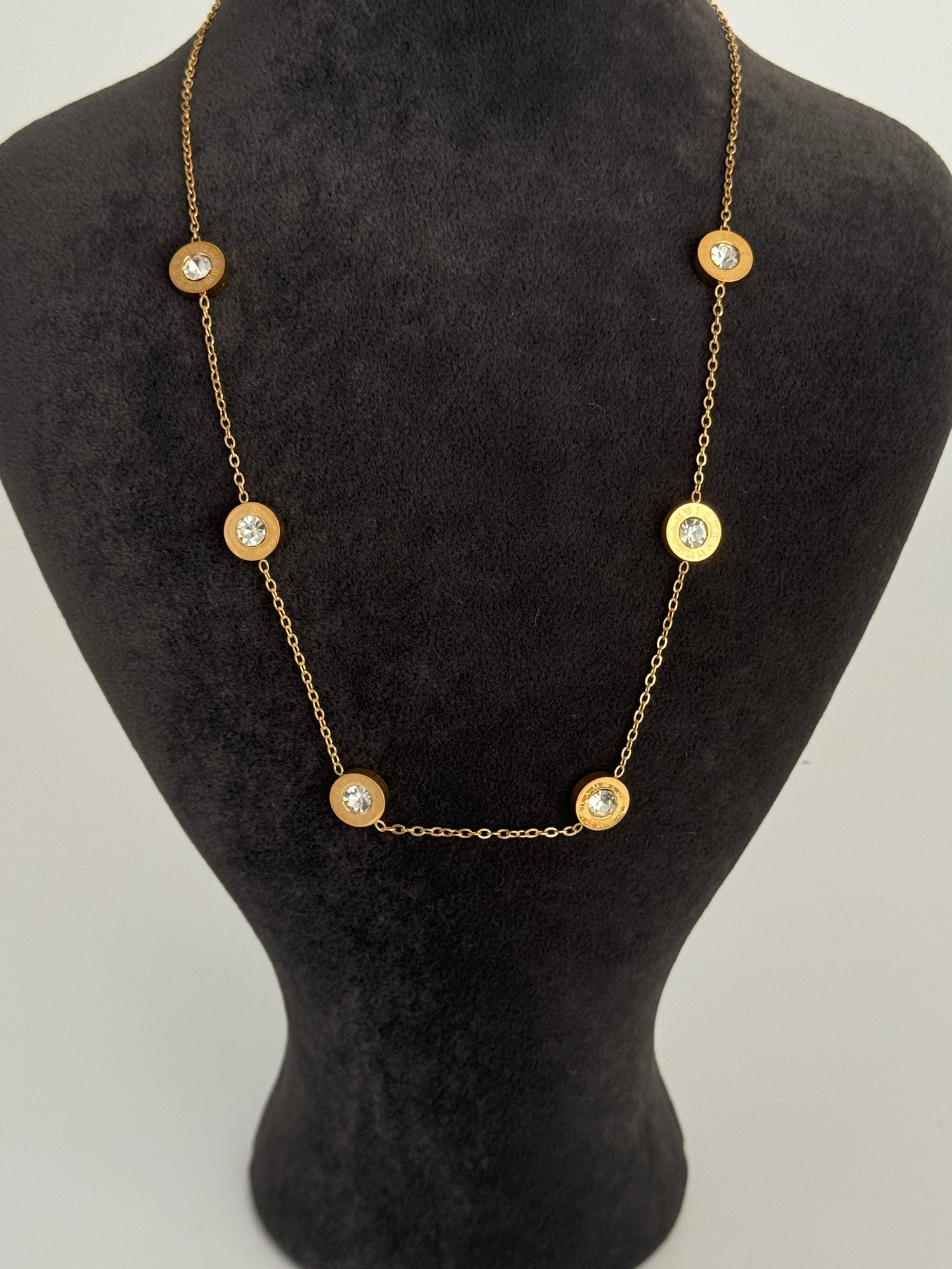 TAŞ DETAYLI GOLD ÇELİK KOLYE