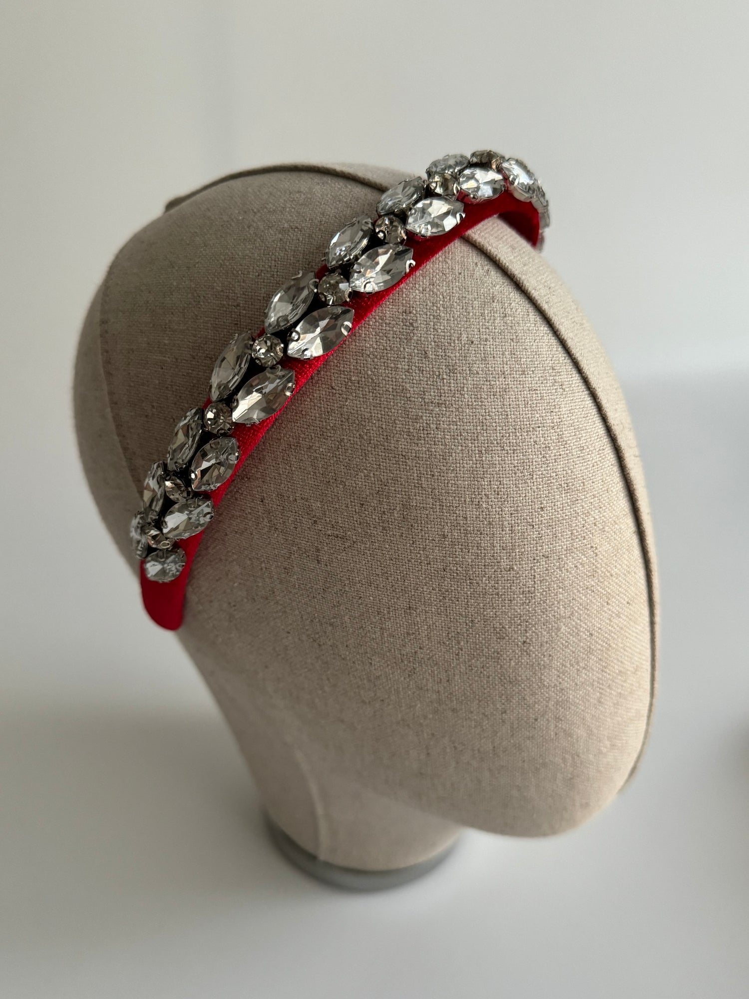 KIRMIZI TAŞLI KADİFE İNCE MODEL TAÇ