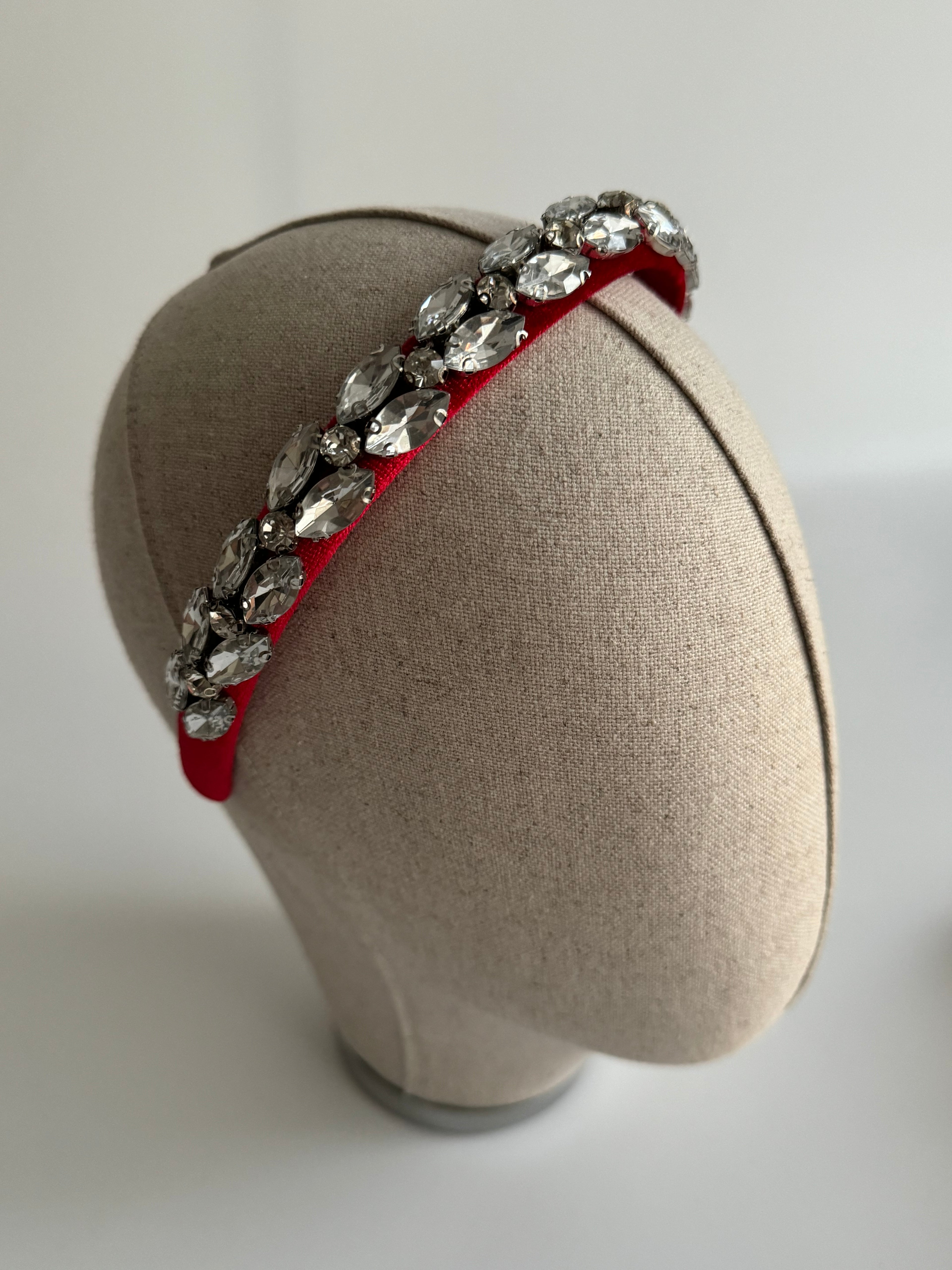 KIRMIZI TAŞLI KADİFE İNCE MODEL TAÇ