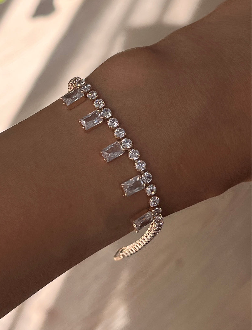 İTHAL ZİRKON TAŞLI DETAYLI BİLEKLİK