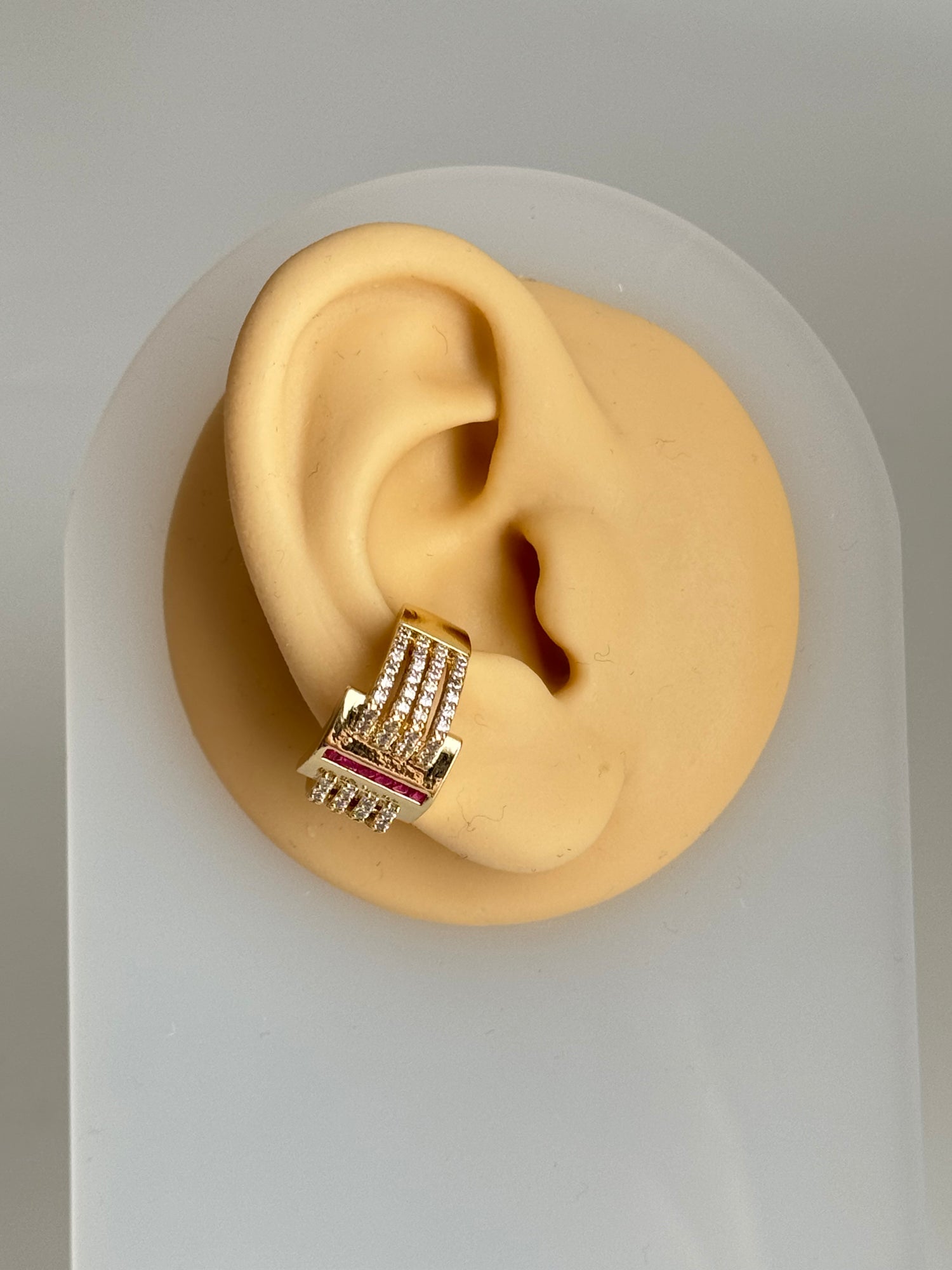 VİNA FUŞYA TAŞ DETAYLI GOLD KIKIRDAK KÜPE EARCUFF