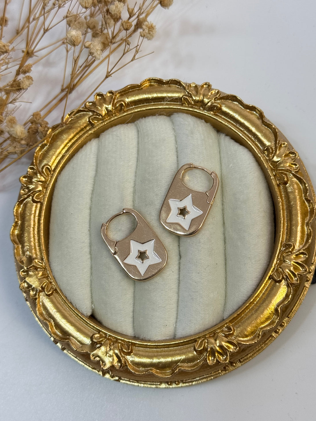 İTHAL BEYAZ MİNELİ YILDIZ DETAYLI KÜPE