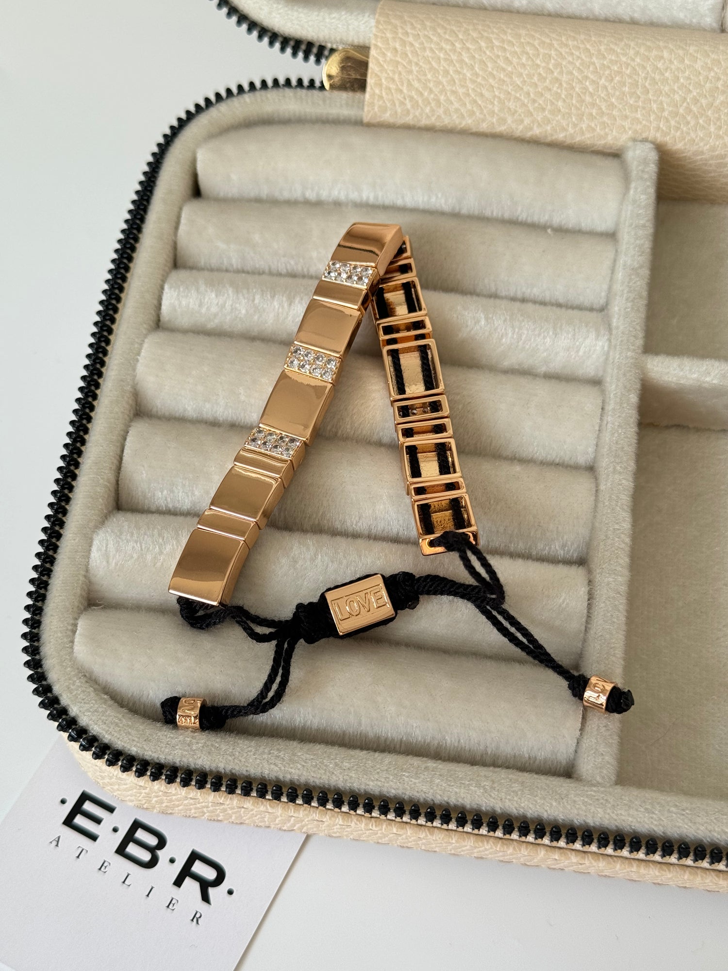 İTHAL TAŞ DETAYLI GOLD SİYAH İPLİ BİLEKLİK