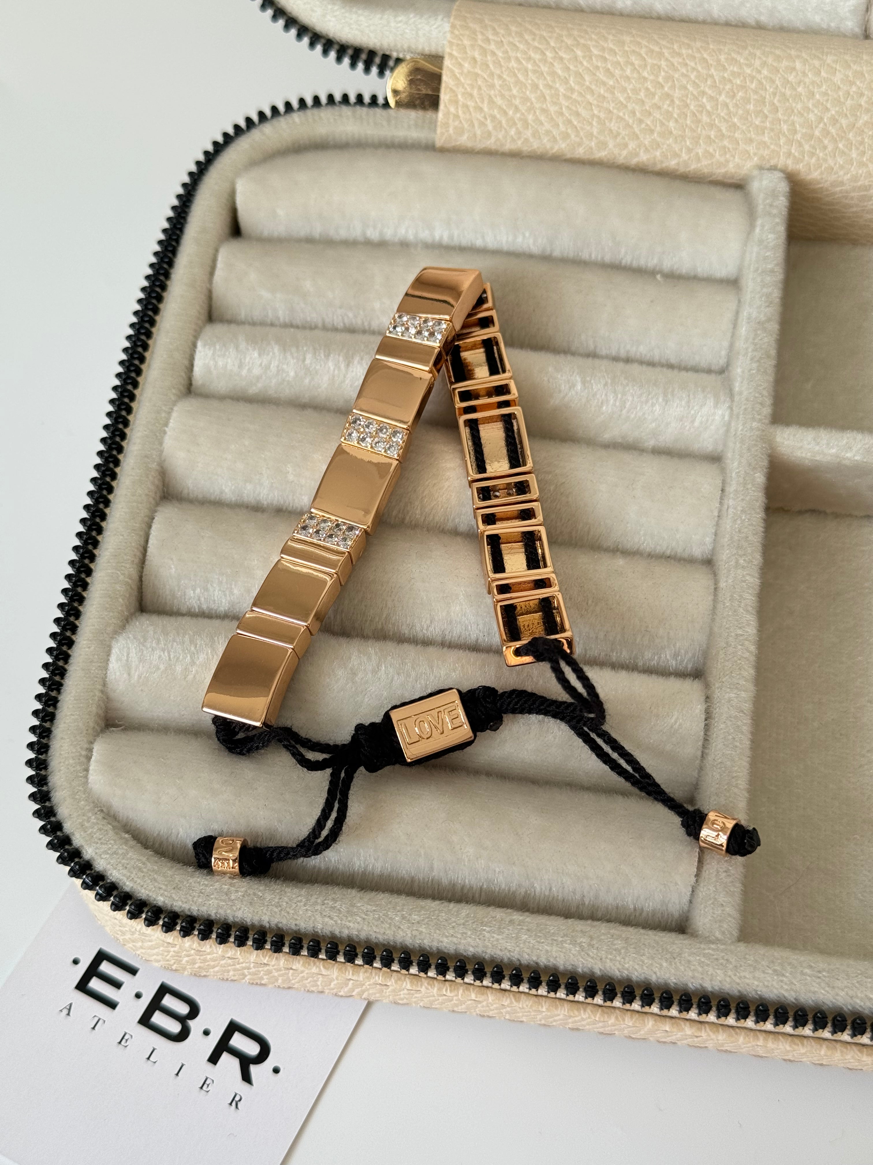 İTHAL TAŞ DETAYLI GOLD SİYAH İPLİ BİLEKLİK