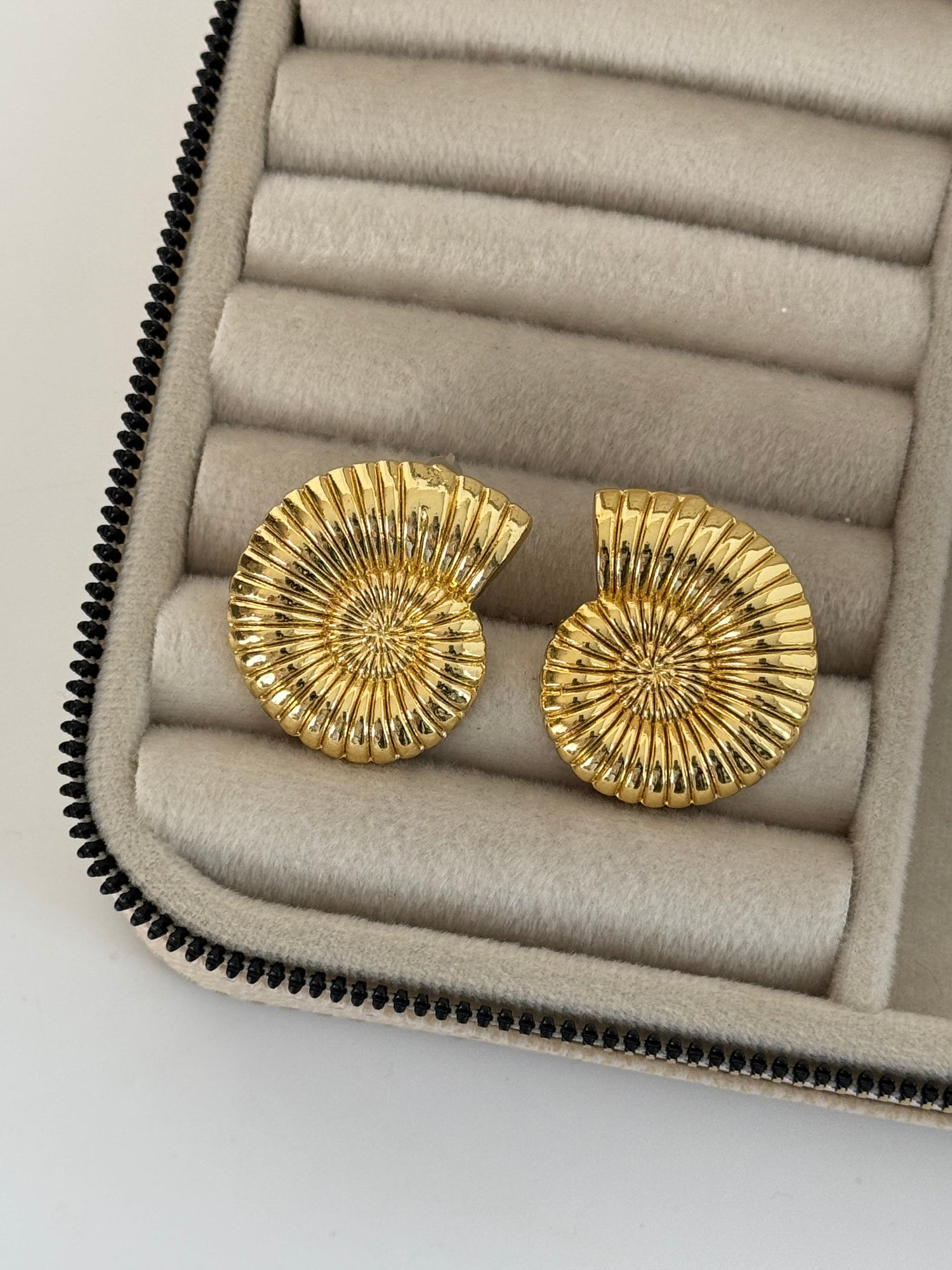 DENİZ KABUĞU MODEL ALTIN KAPLAMA KÜPE