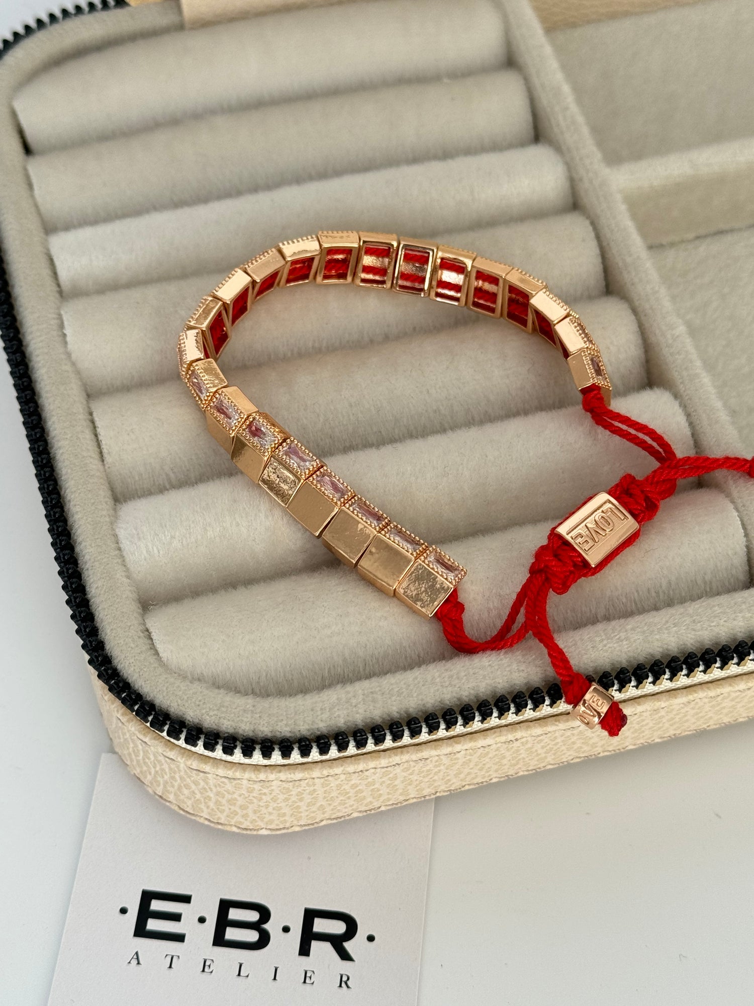 İTHAL TAŞ DETAYLI GOLD KIRMIZI İPLİ BİLEKLİK