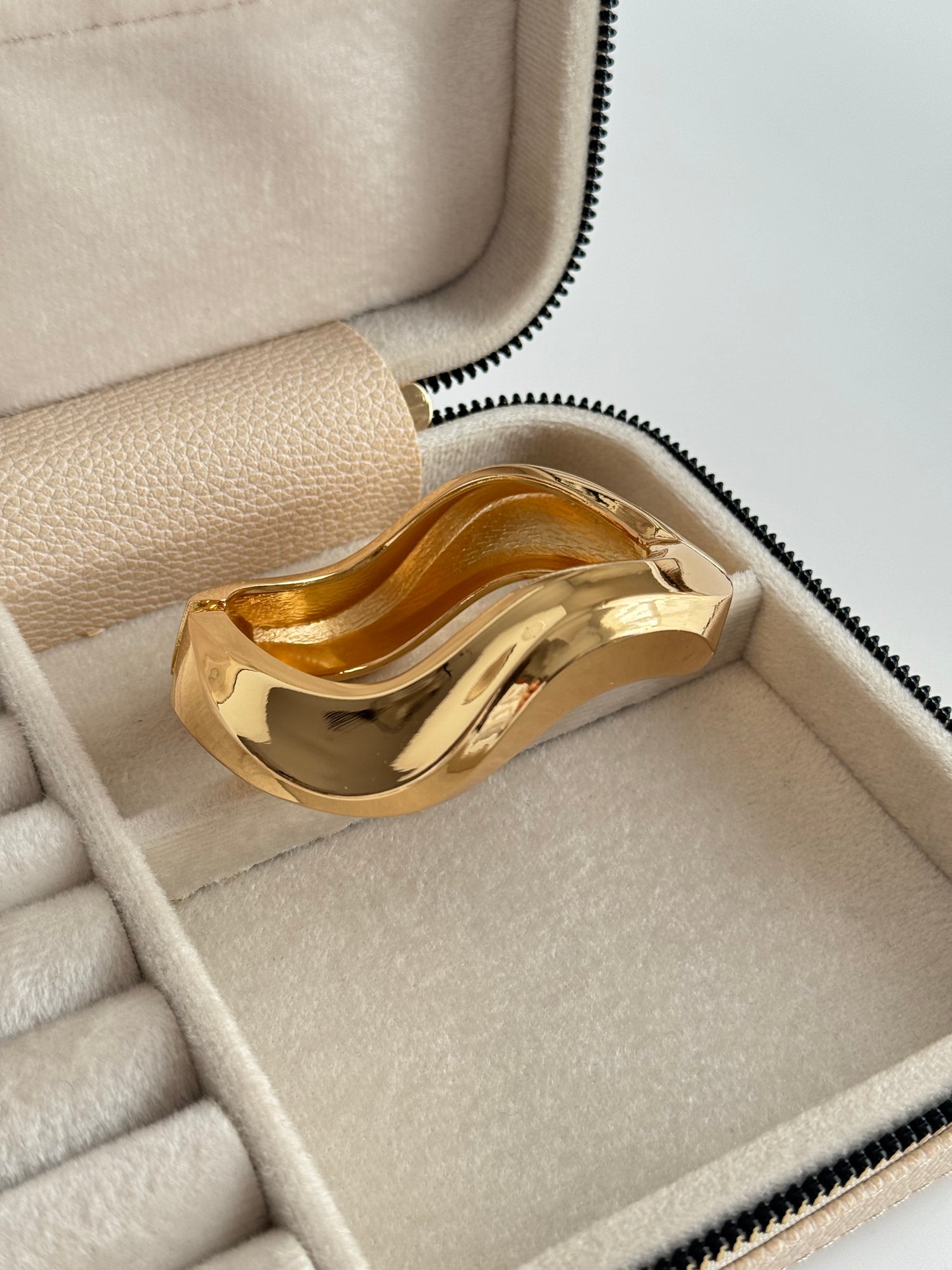 İTHAL ASİMETRİK DETAYLI KALIN GOLD KELEPÇE BİLEZİK