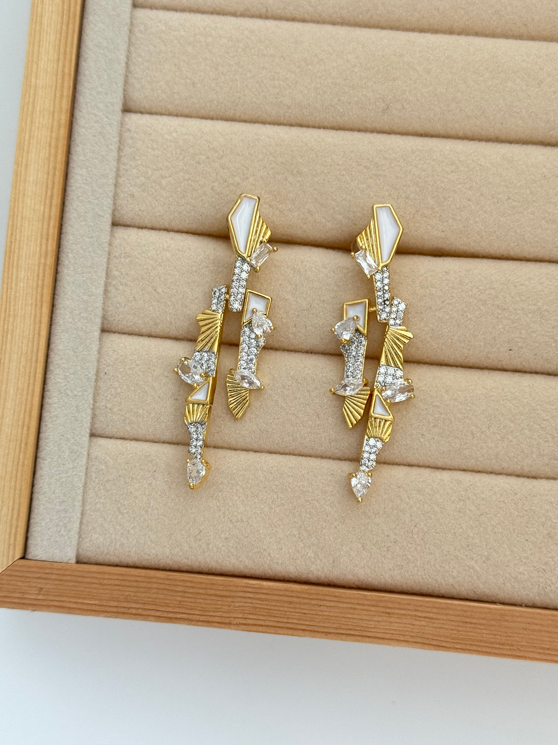 VİRE TAŞ DETAYLI GOLD KÜPE