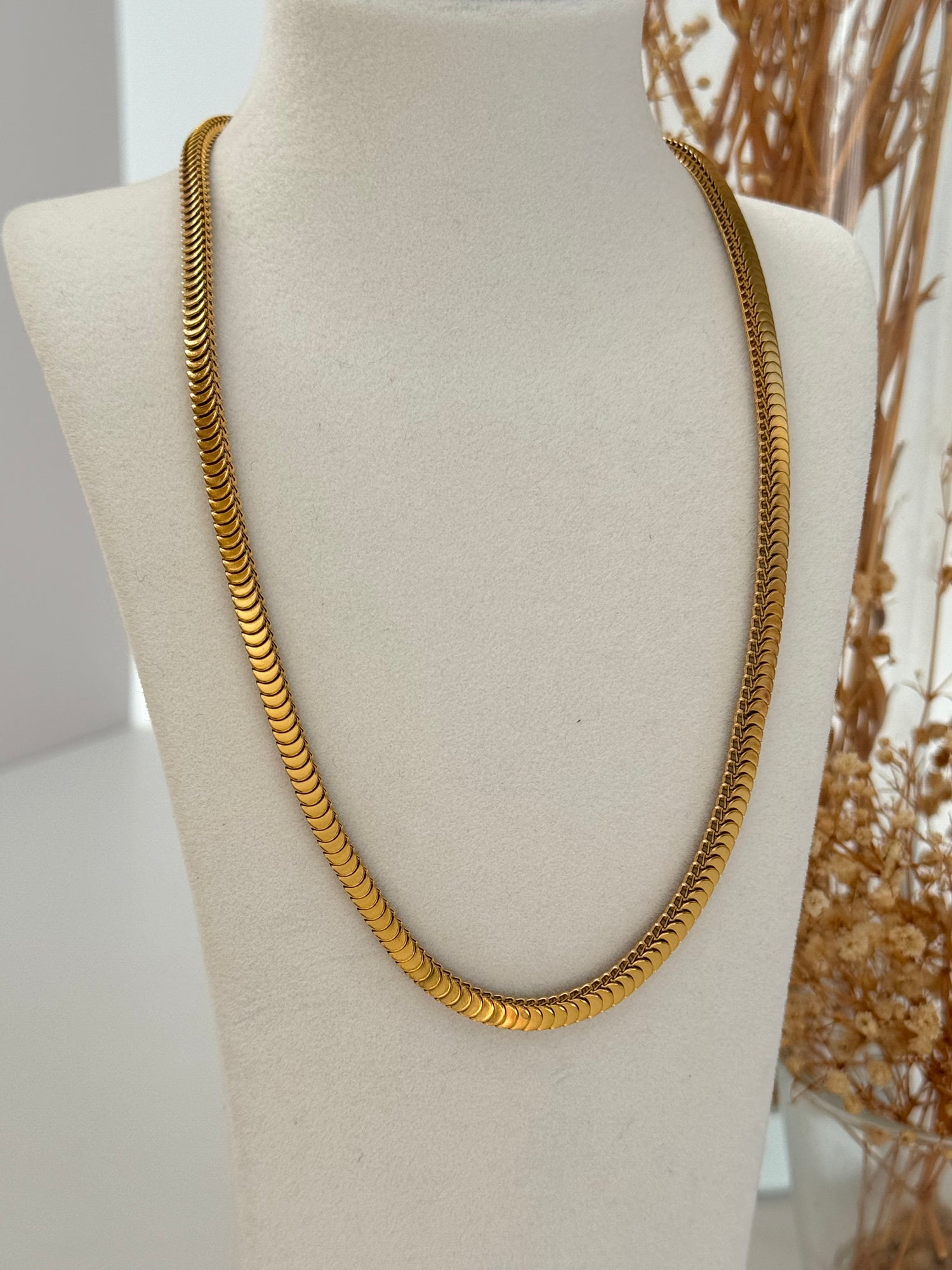 İTHAL BALIK SIRTI DETAYLI GOLD ÇELİK KOLYE