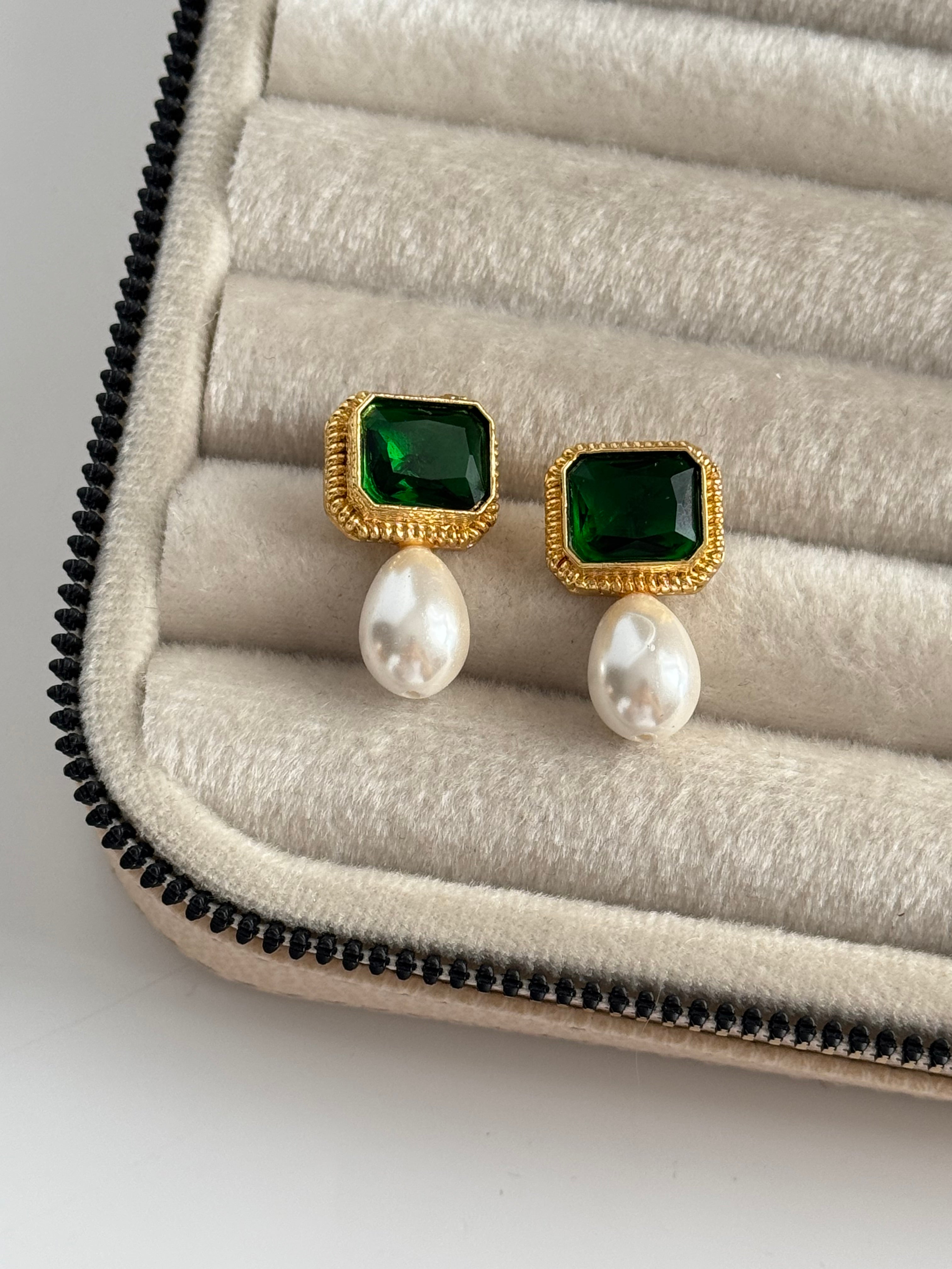 İNCİ DETAYLI YEŞİL TAŞLI ALTIN KAPLAMA KÜPE