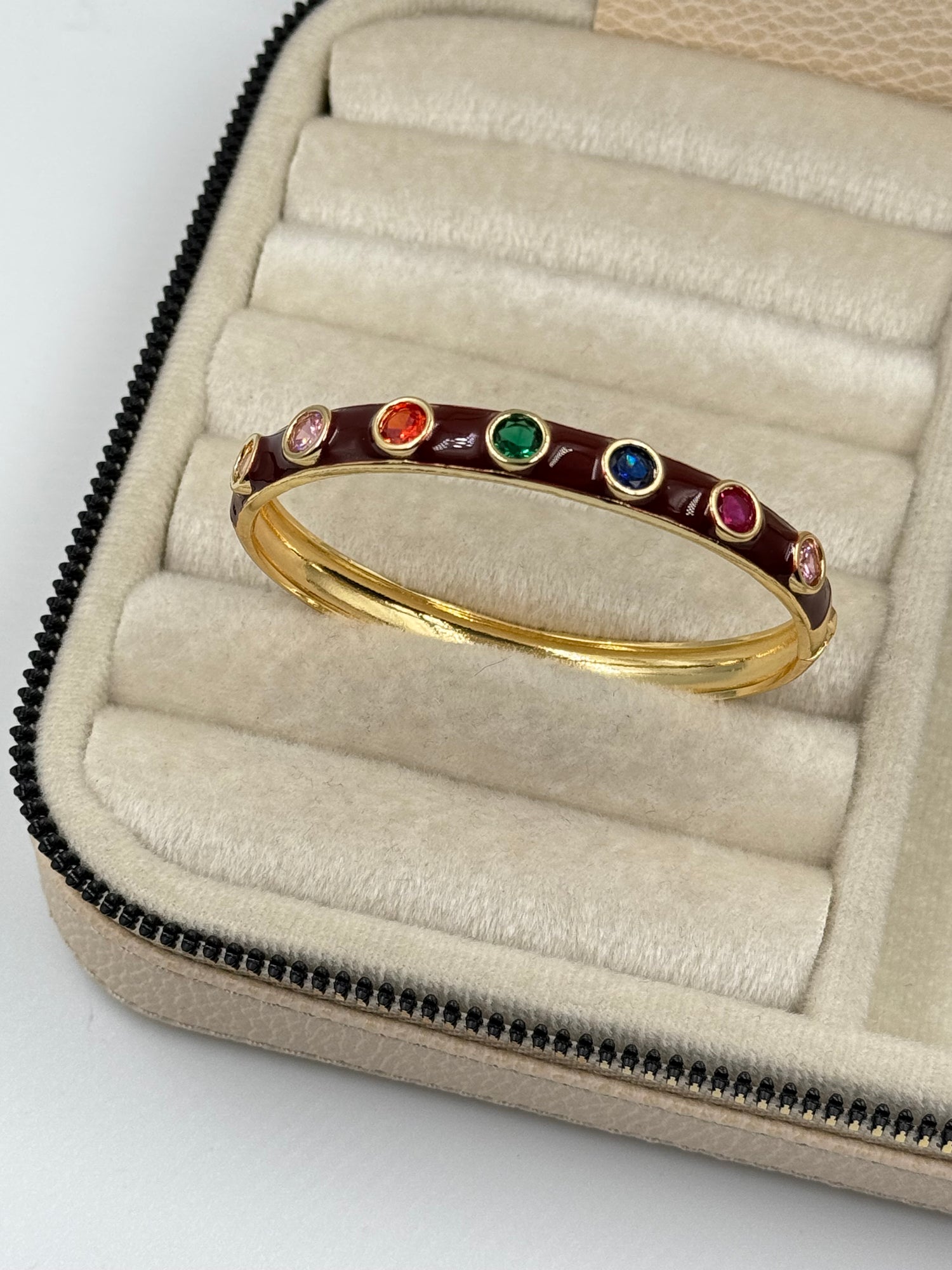 İTHAL BORDO MİNELİ RENKLİ TAŞ DETAYLI GOLD KELEPÇE BİLEZİK