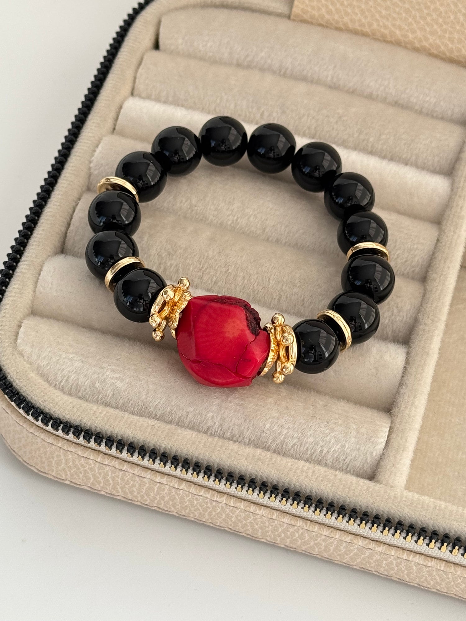 NADİA SİYAH DOĞAL TAŞLI ALTIN KAPLAMA LASTİK BİLEKLİK