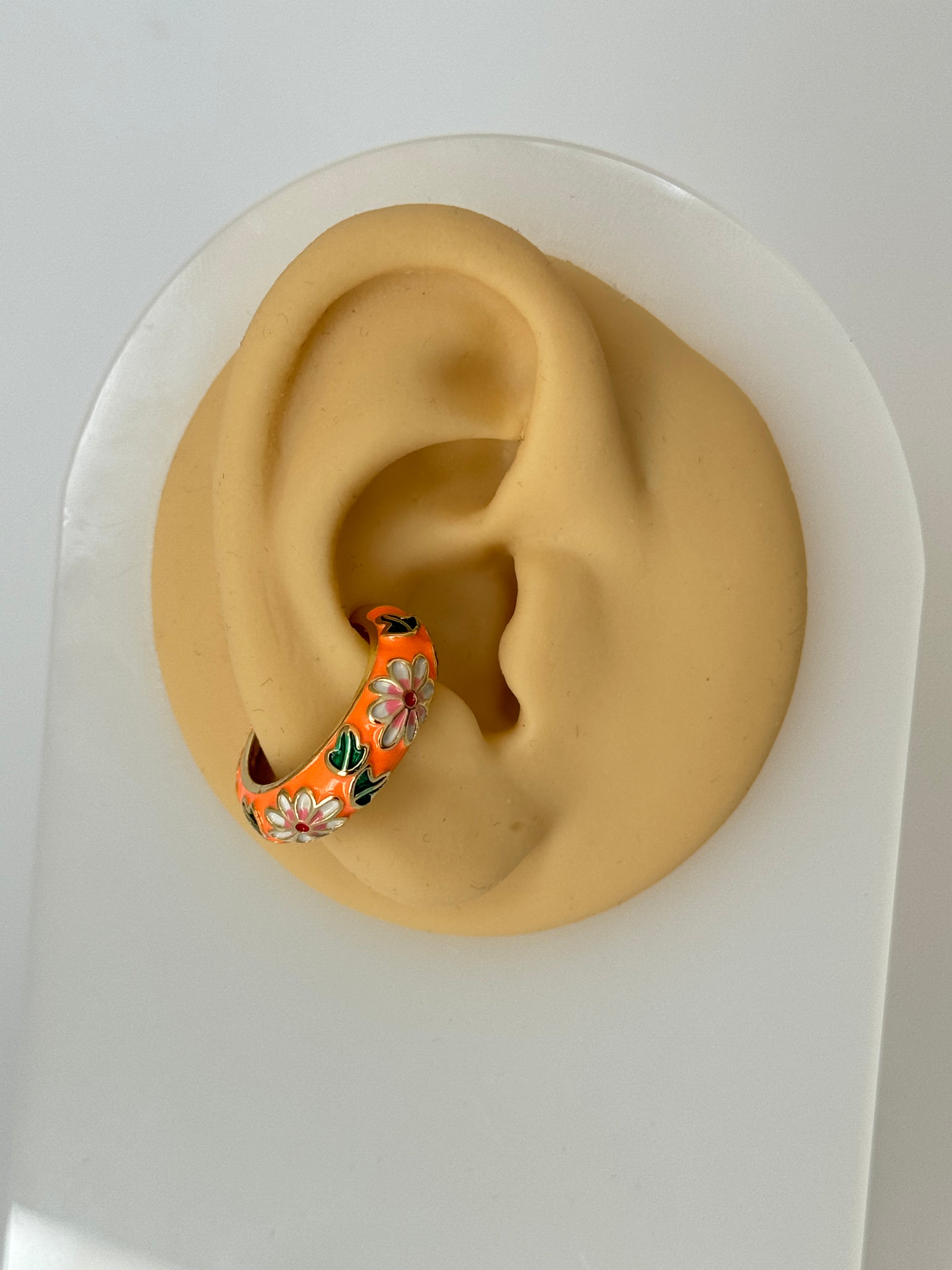 MİSA TURUNCU MİNELİ ÇİÇEK DETAYLI KIKIRDAK KÜPE EARCUFF