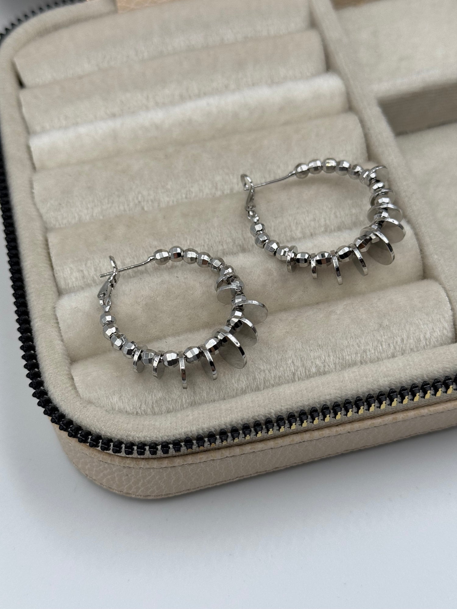 İTHAL PUL DETAYLI SİLVER HALKA KÜPE