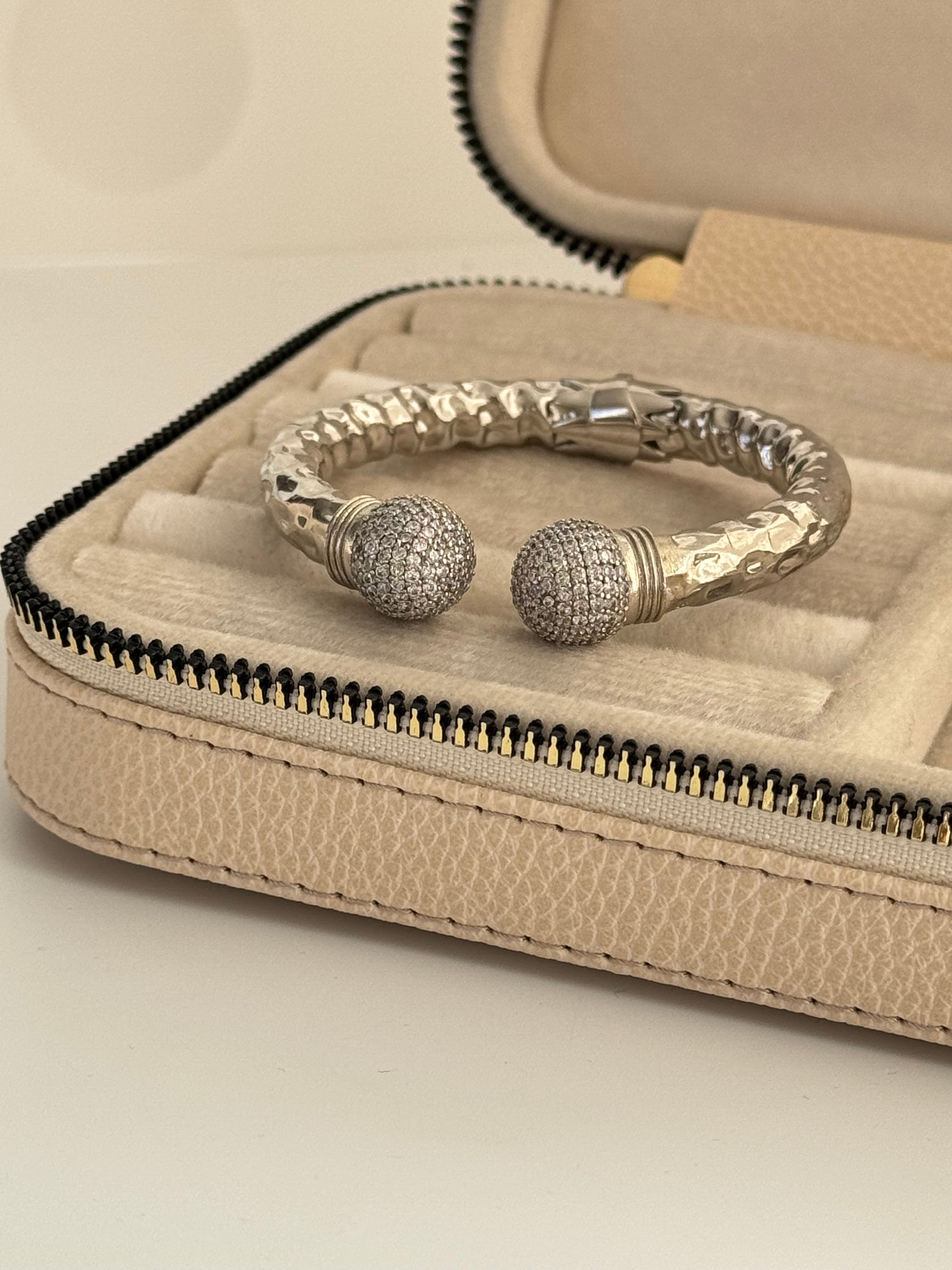 FİRAZ ALTIN KAPLAMA TAŞLI AYARLANABİLİR SİLVER KELEPÇE BİLEKLİK