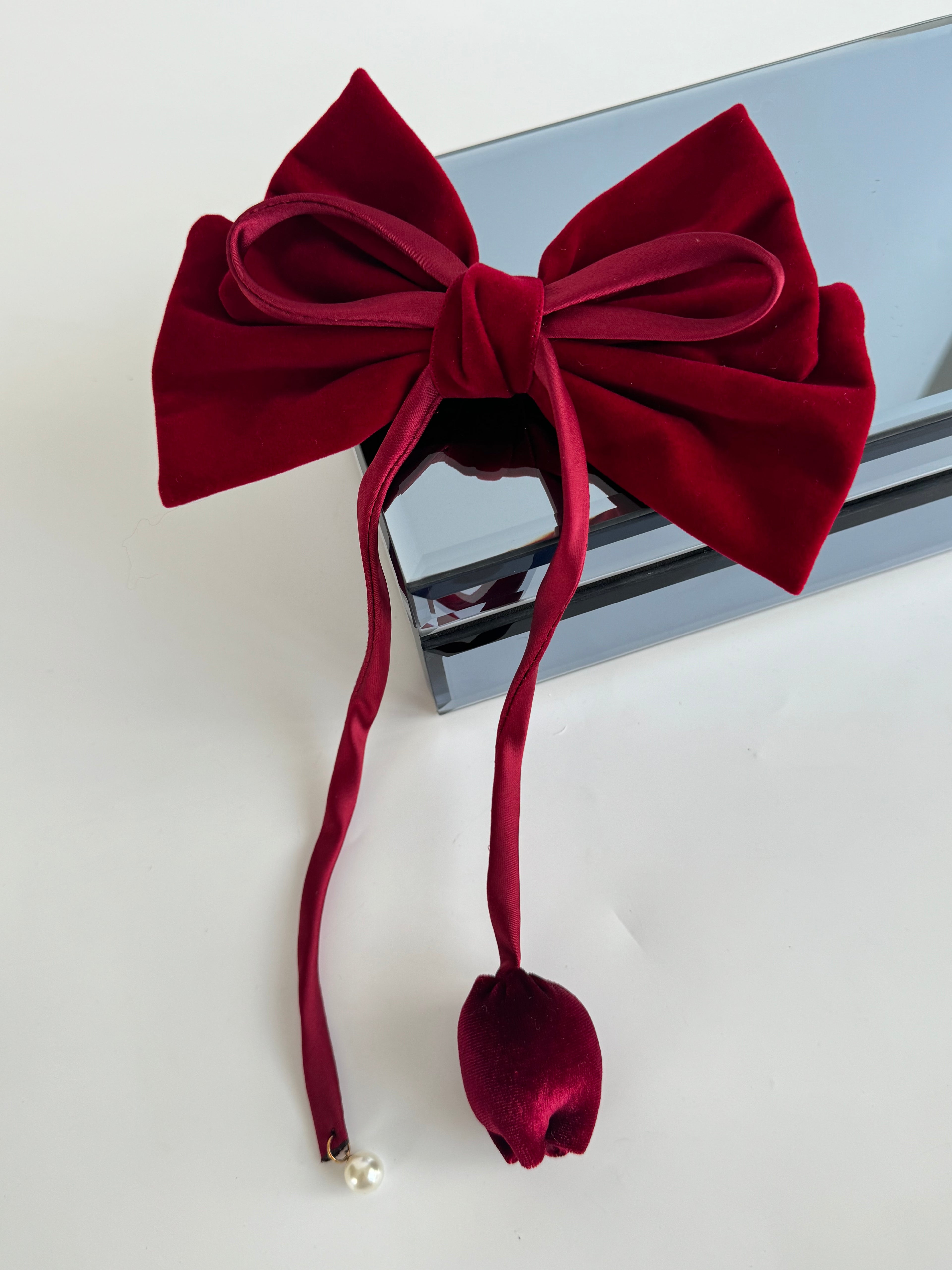 İTHAL TOMURCUK GÜL DETAYLI KIRMIZI FİYONKLU TOKA