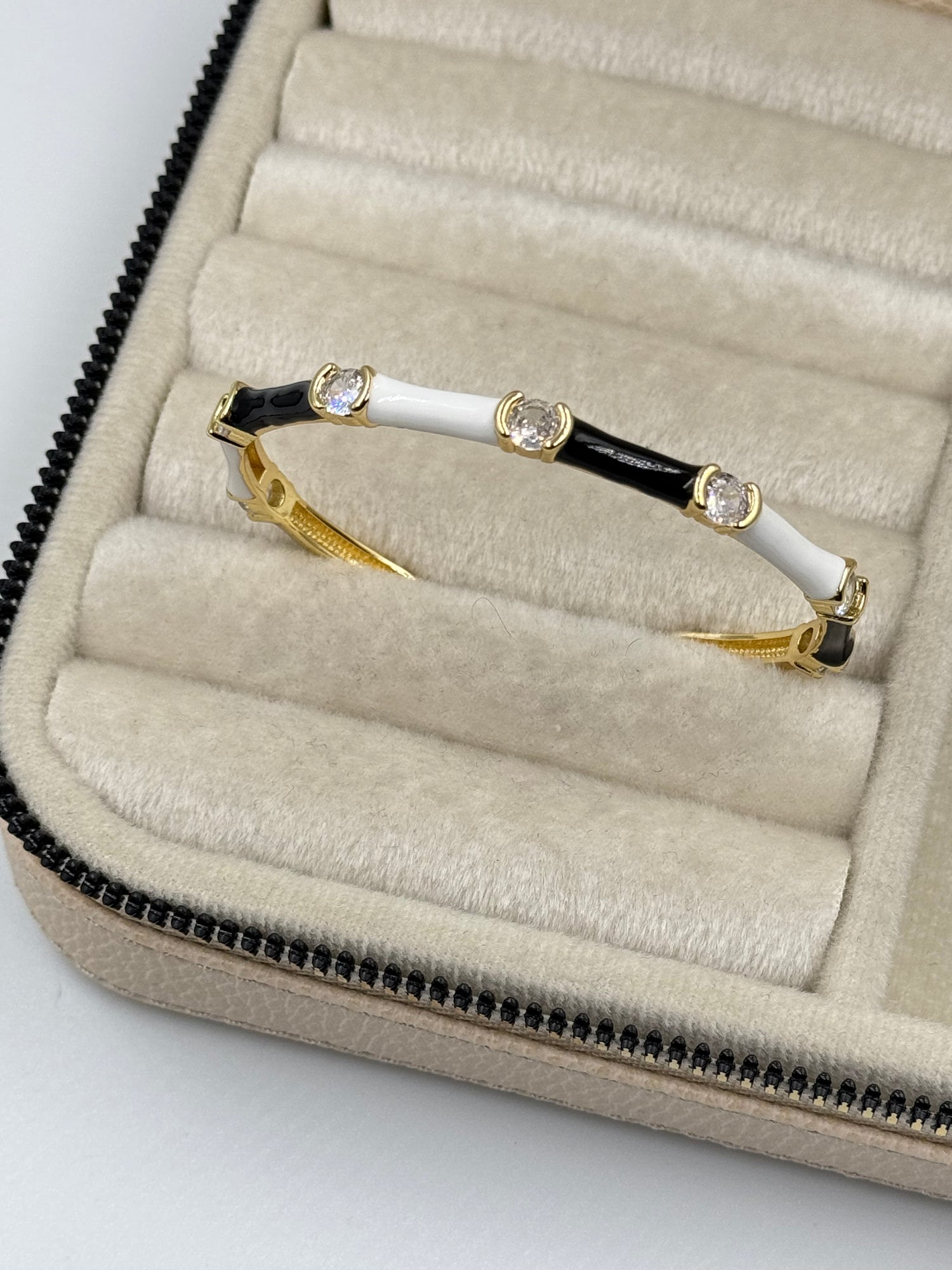 İTHAL SİYAH BEYAZ MİNELİ RENKLİ TAŞ DETAYLI GOLD KELEPÇE BİLEZİK