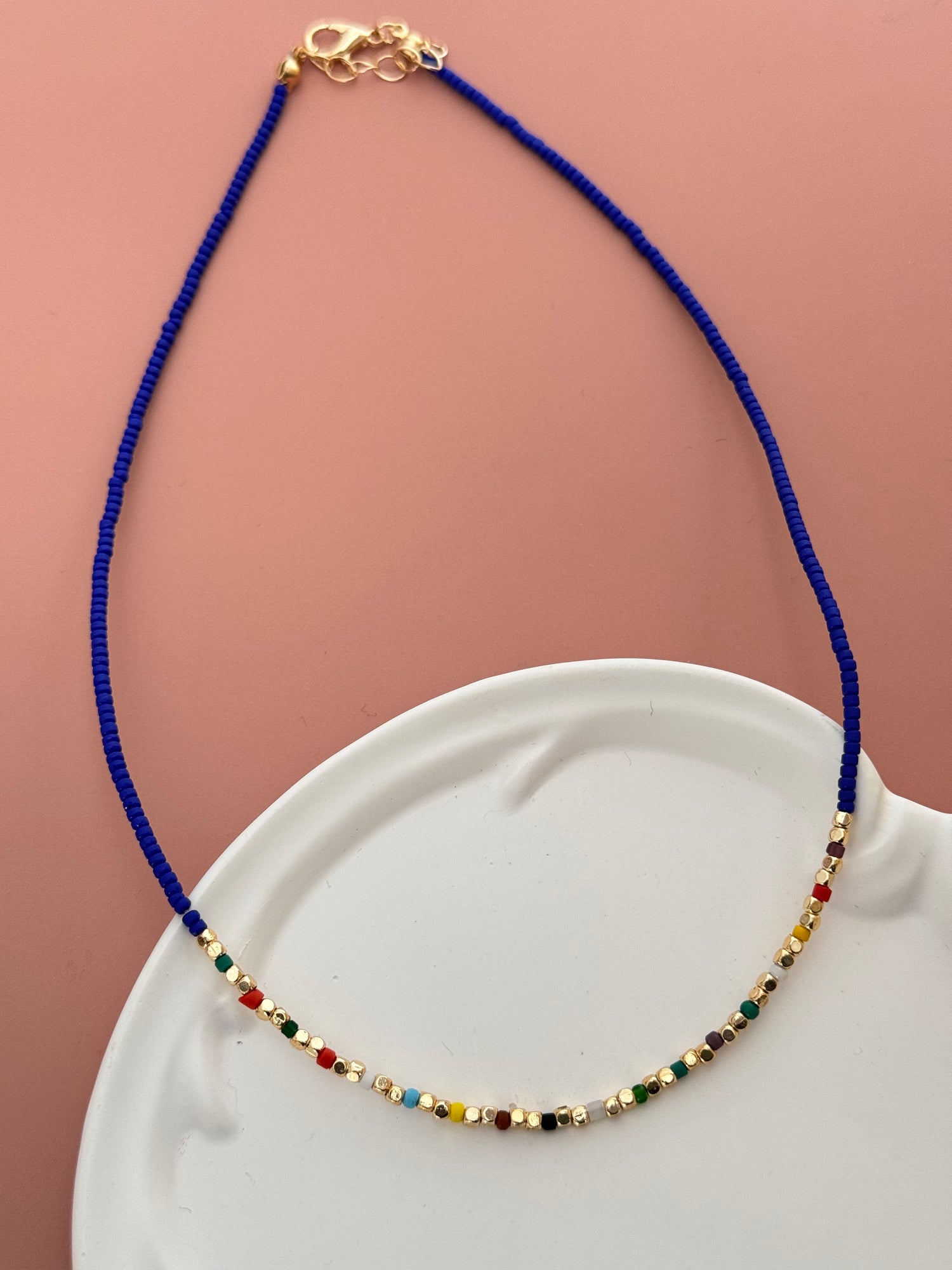 OREA ALTIN KAPLAMA KÜP DETAYLI LACİVERT BONCUK KOLYE