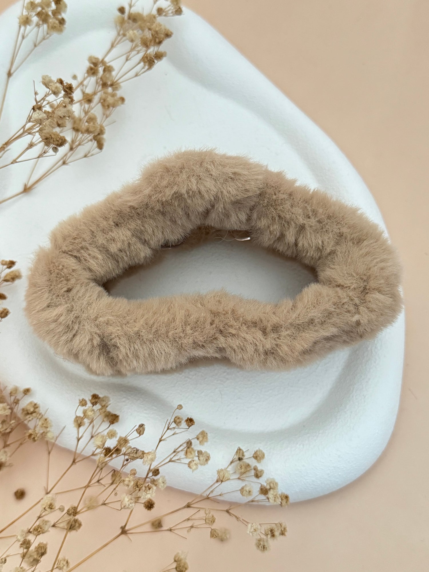 İTHAL DEVE TÜYÜ RENGİ AMORF PELUŞ MANDAL TOKA